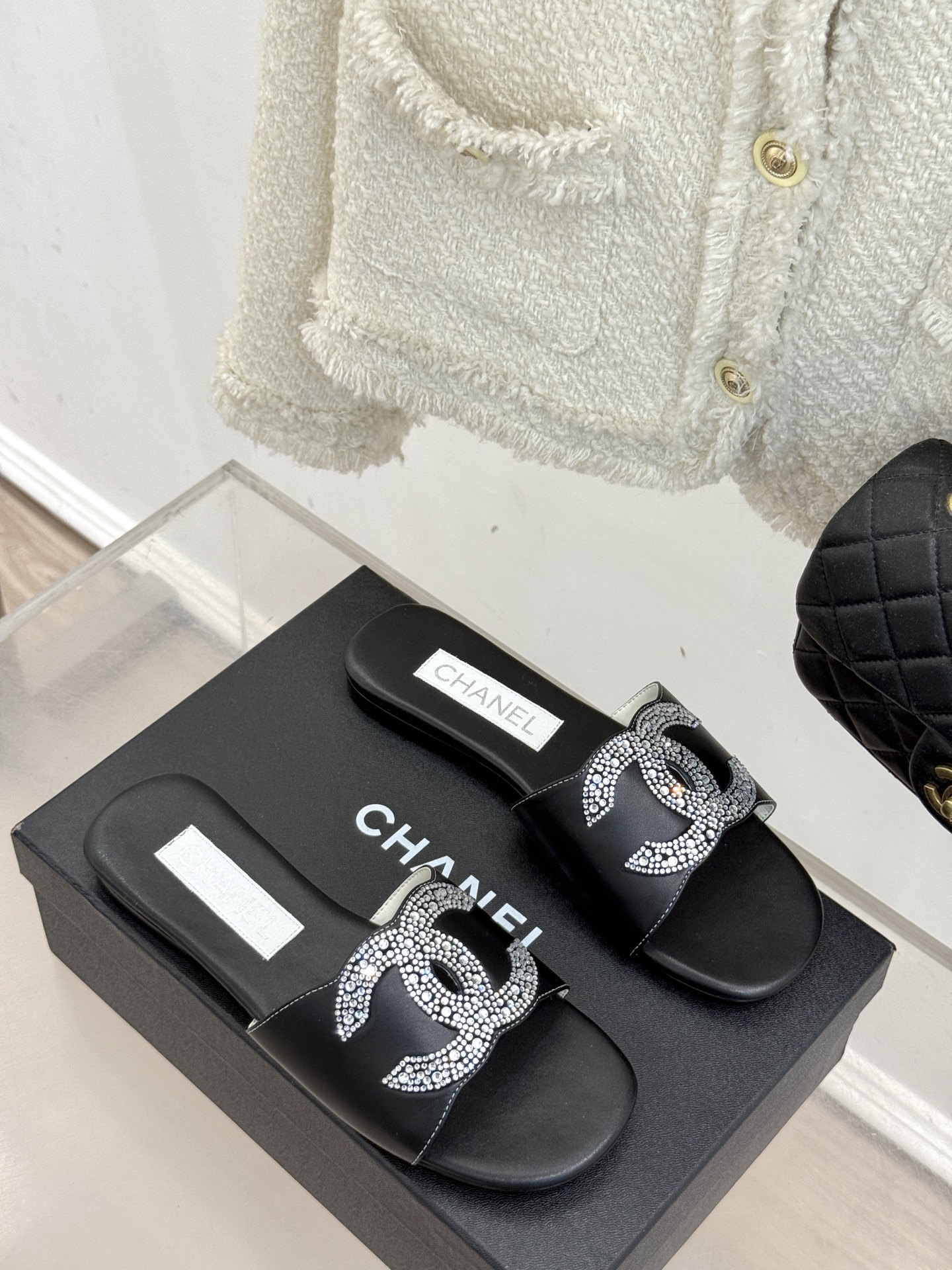 
CHANE*｜小香25。春夏新品
水钻双C拖鞋
这一季的春款真的太爱了！
点缀的水钻双C在阳光下bli