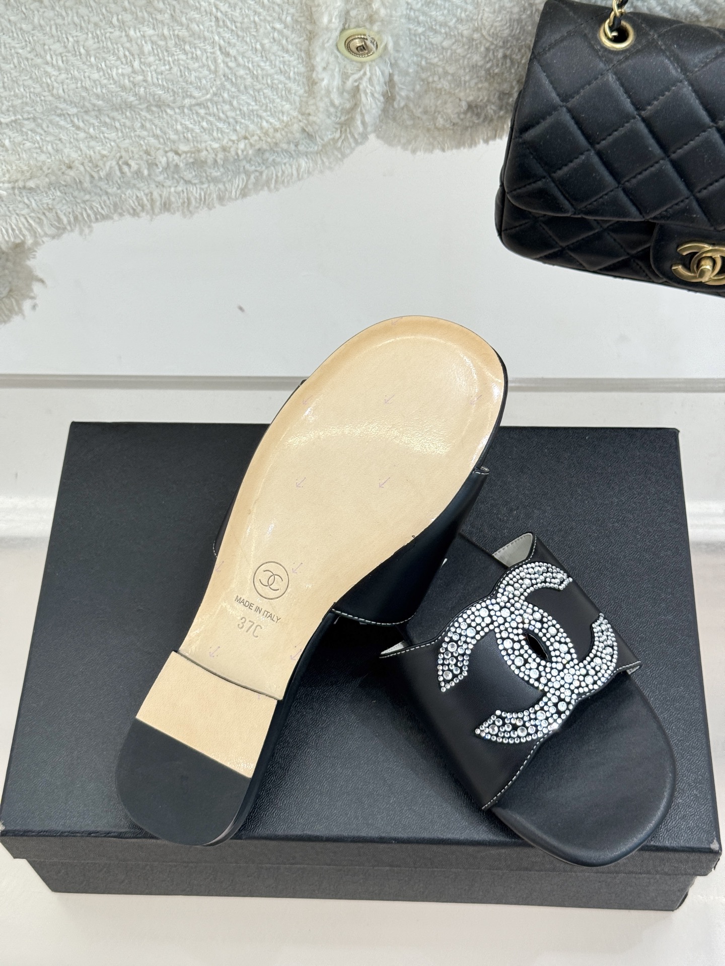 
CHANE*｜小香25。春夏新品
水钻双C拖鞋
这一季的春款真的太爱了！
点缀的水钻双C在阳光下bli