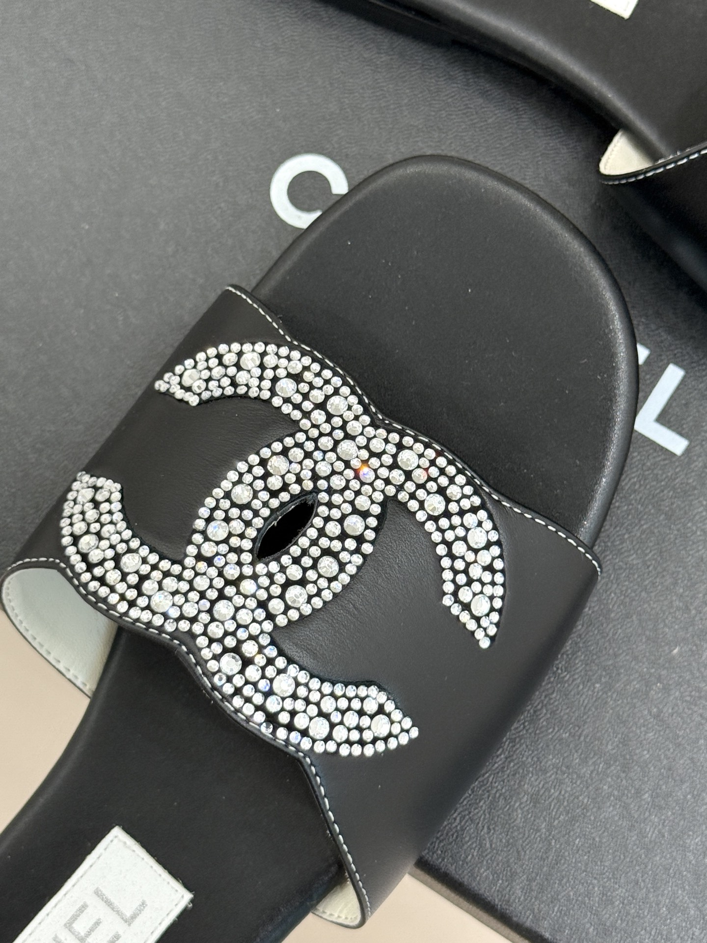 
CHANE*｜小香25。春夏新品
水钻双C拖鞋
这一季的春款真的太爱了！
点缀的水钻双C在阳光下bli