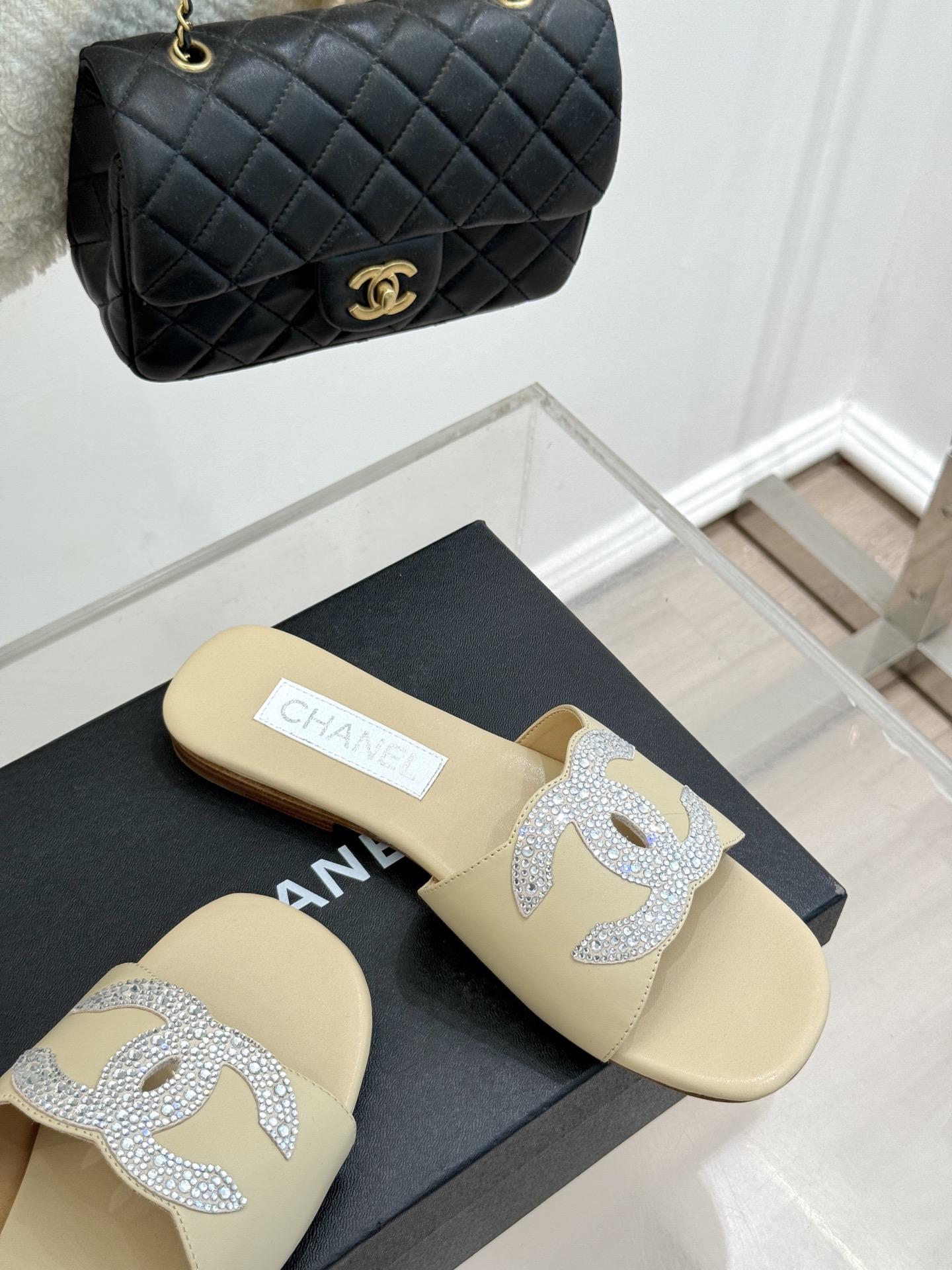 
CHANE*｜小香25。春夏新品
水钻双C拖鞋
这一季的春款真的太爱了！
点缀的水钻双C在阳光下bli