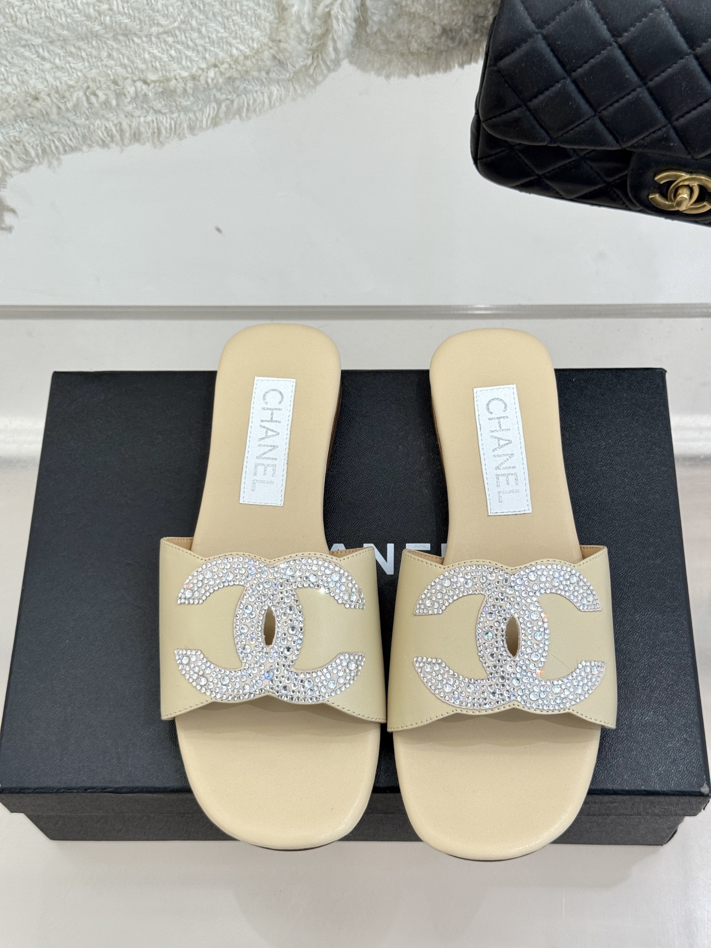 
CHANE*｜小香25。春夏新品
水钻双C拖鞋
这一季的春款真的太爱了！
点缀的水钻双C在阳光下bli