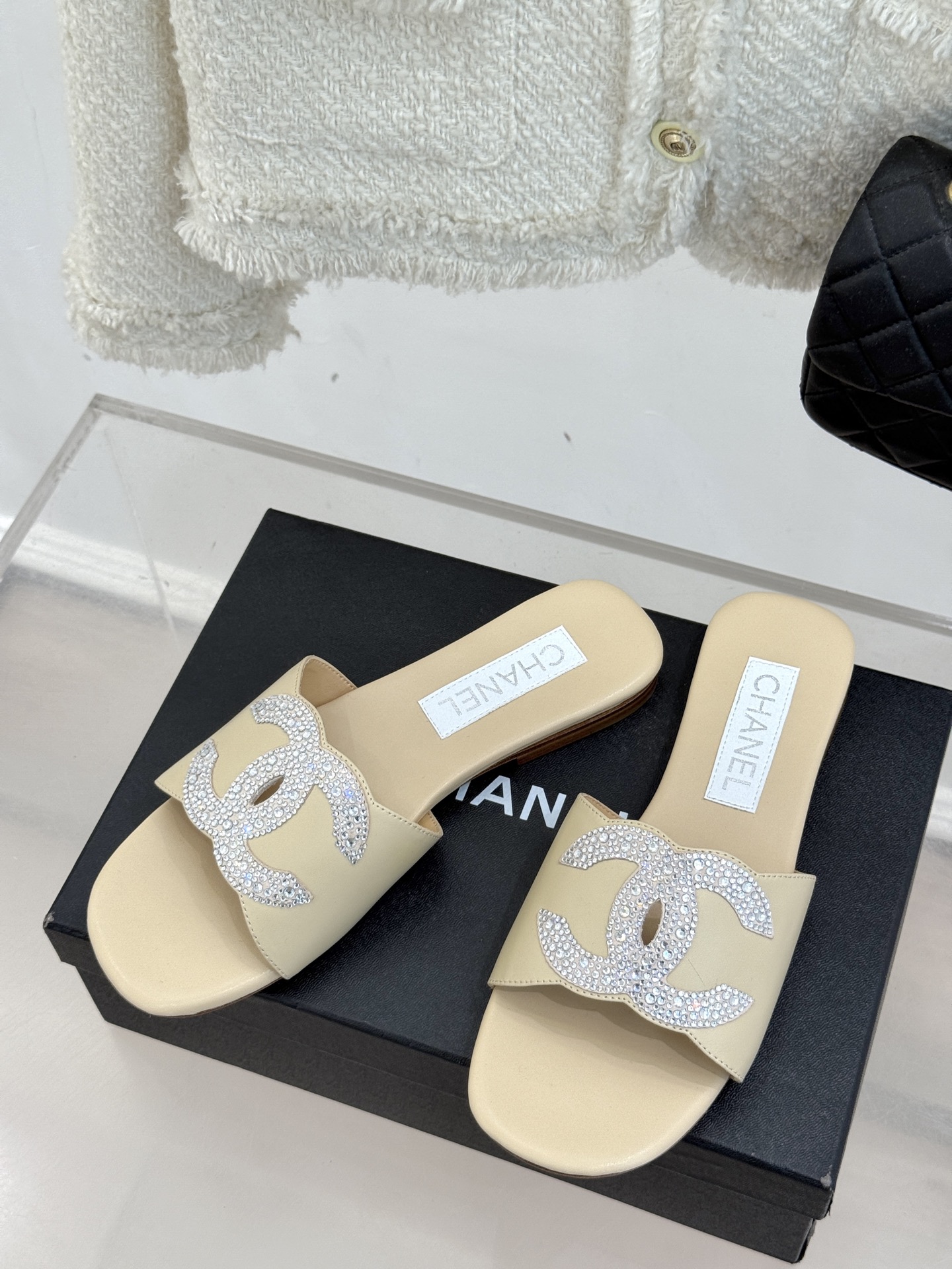 
CHANE*｜小香25。春夏新品
水钻双C拖鞋
这一季的春款真的太爱了！
点缀的水钻双C在阳光下bli