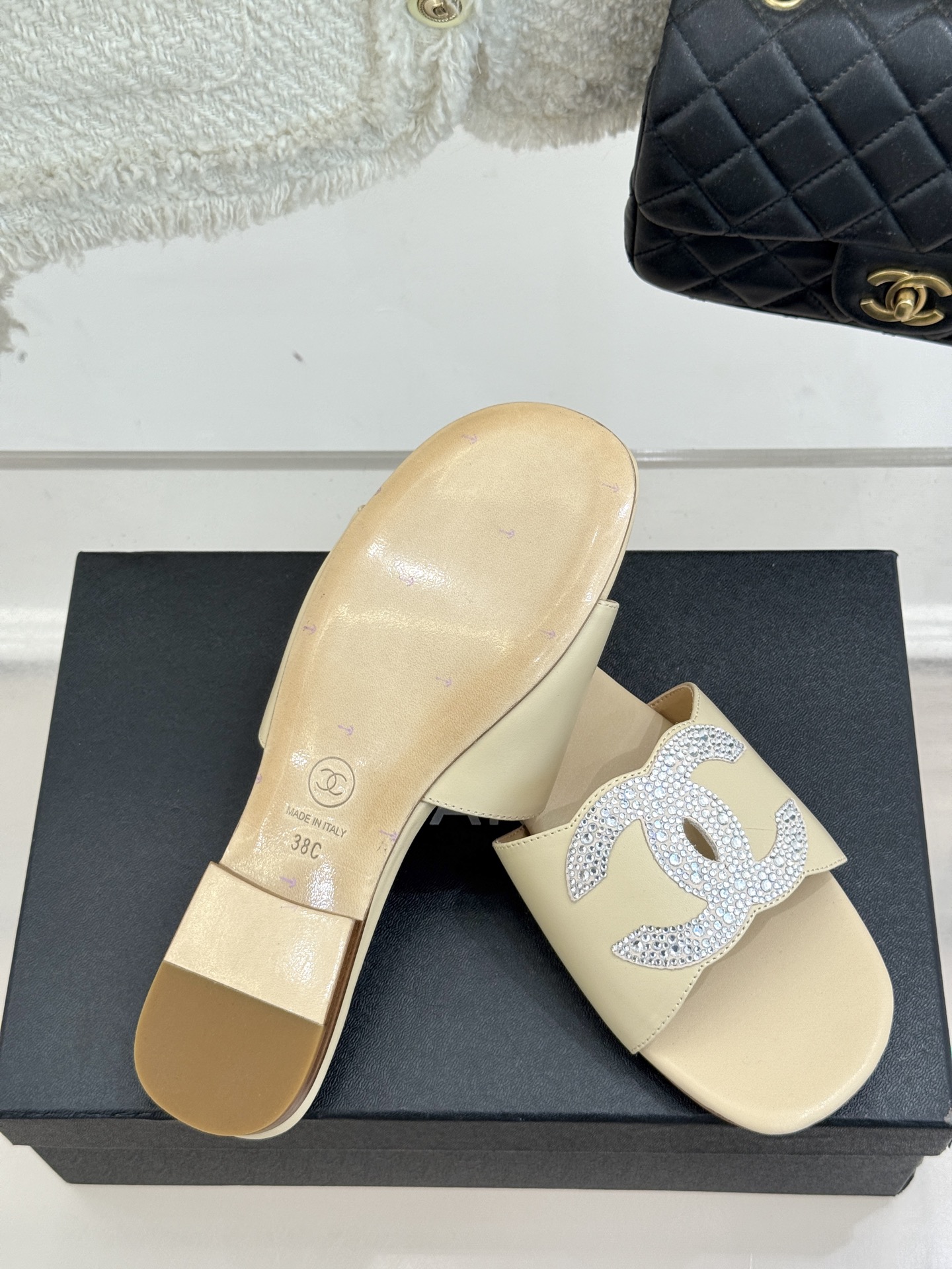 
CHANE*｜小香25。春夏新品
水钻双C拖鞋
这一季的春款真的太爱了！
点缀的水钻双C在阳光下bli