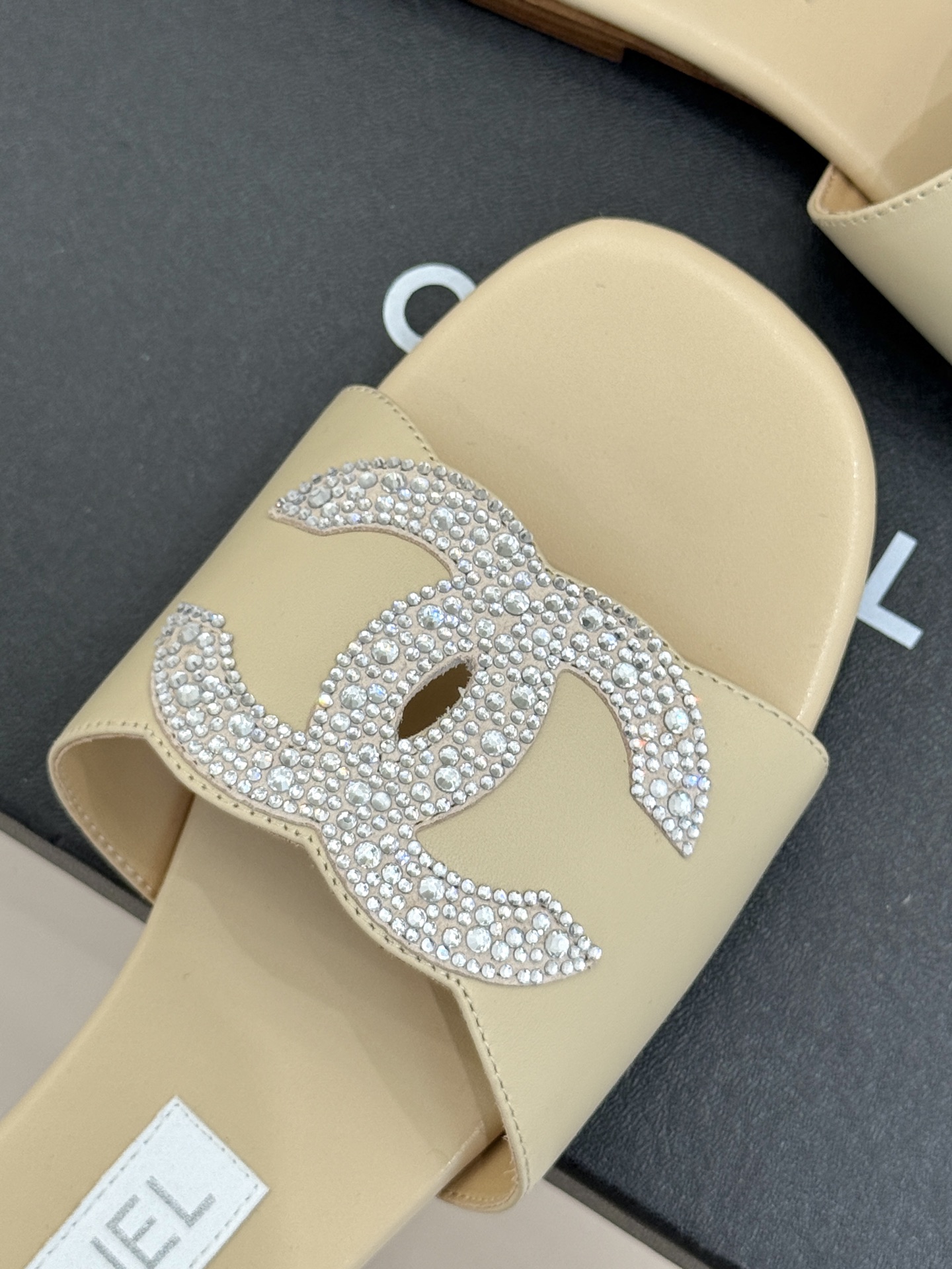 
CHANE*｜小香25。春夏新品
水钻双C拖鞋
这一季的春款真的太爱了！
点缀的水钻双C在阳光下bli