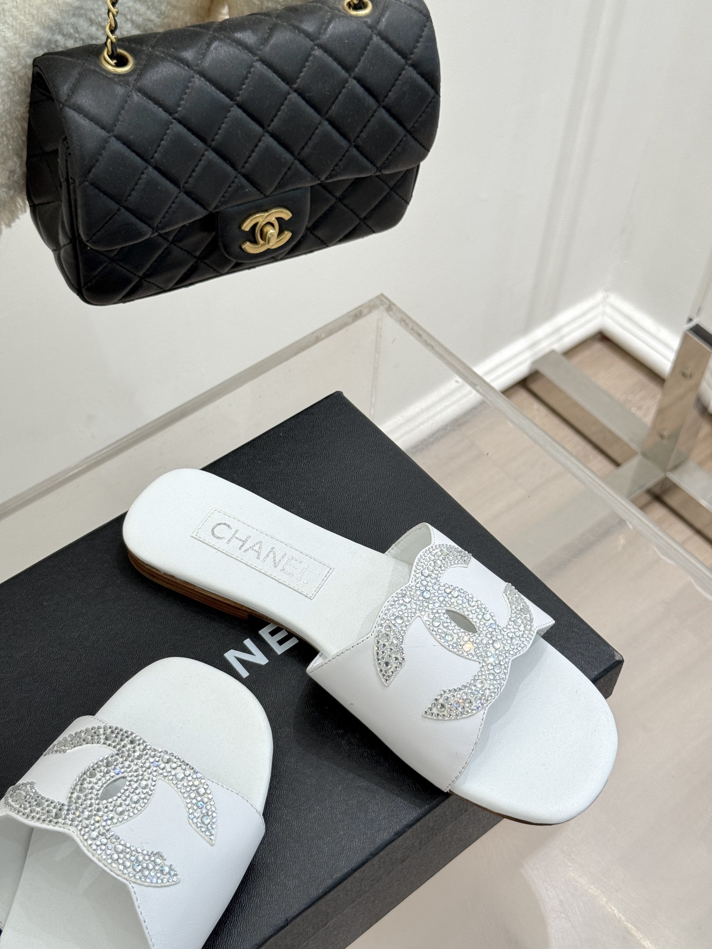 
CHANE*｜小香25。春夏新品
水钻双C拖鞋
这一季的春款真的太爱了！
点缀的水钻双C在阳光下bli