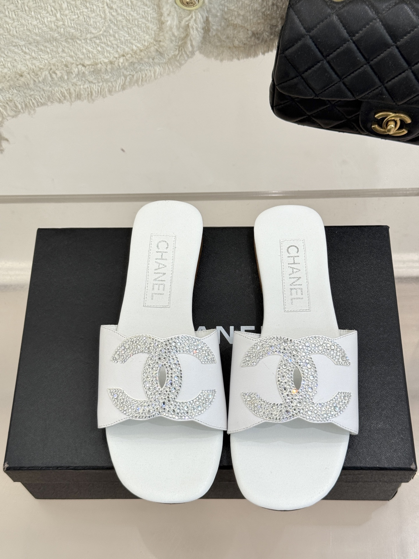 
CHANE*｜小香25。春夏新品
水钻双C拖鞋
这一季的春款真的太爱了！
点缀的水钻双C在阳光下bli