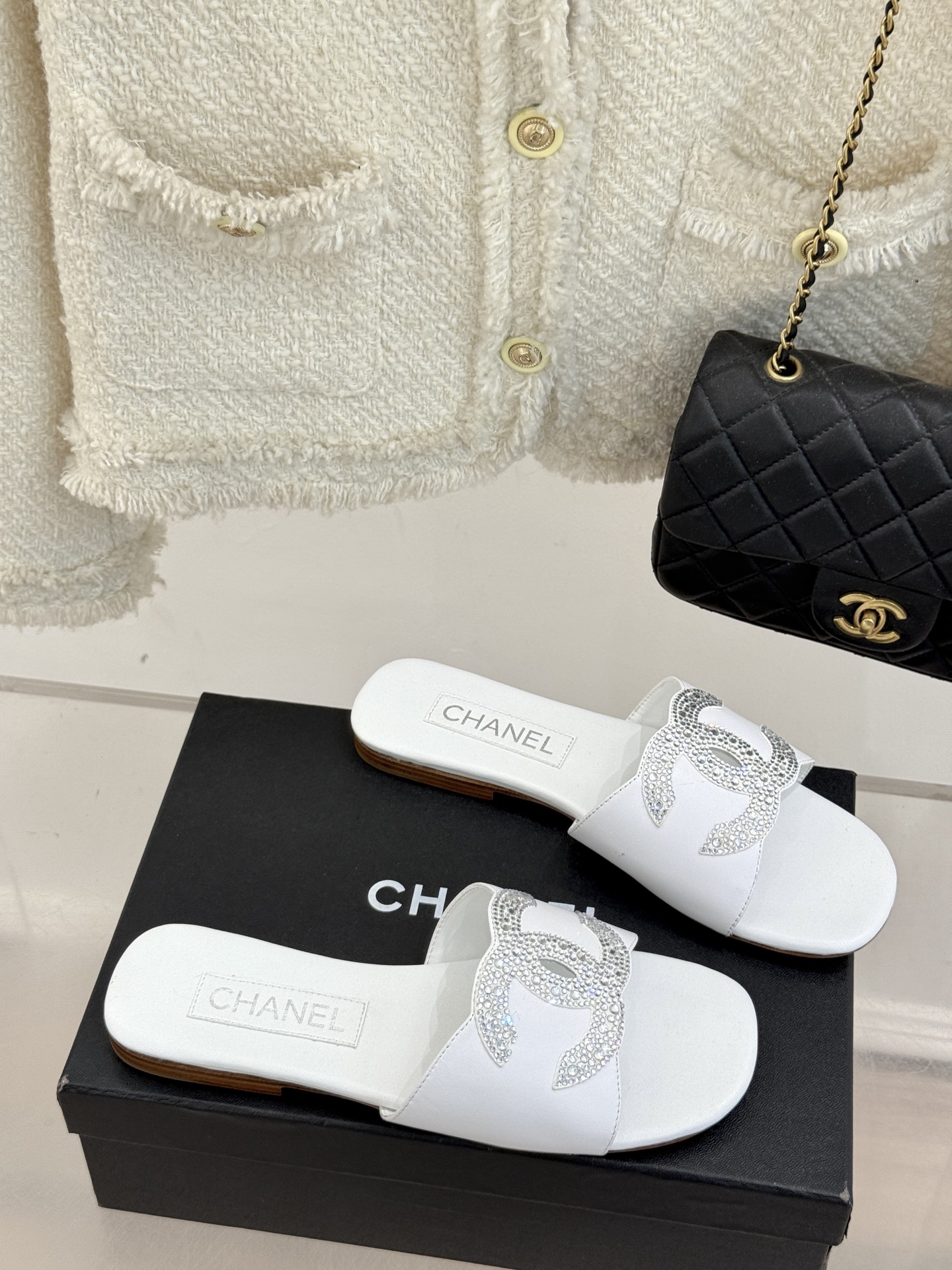 
CHANE*｜小香25。春夏新品
水钻双C拖鞋
这一季的春款真的太爱了！
点缀的水钻双C在阳光下bli