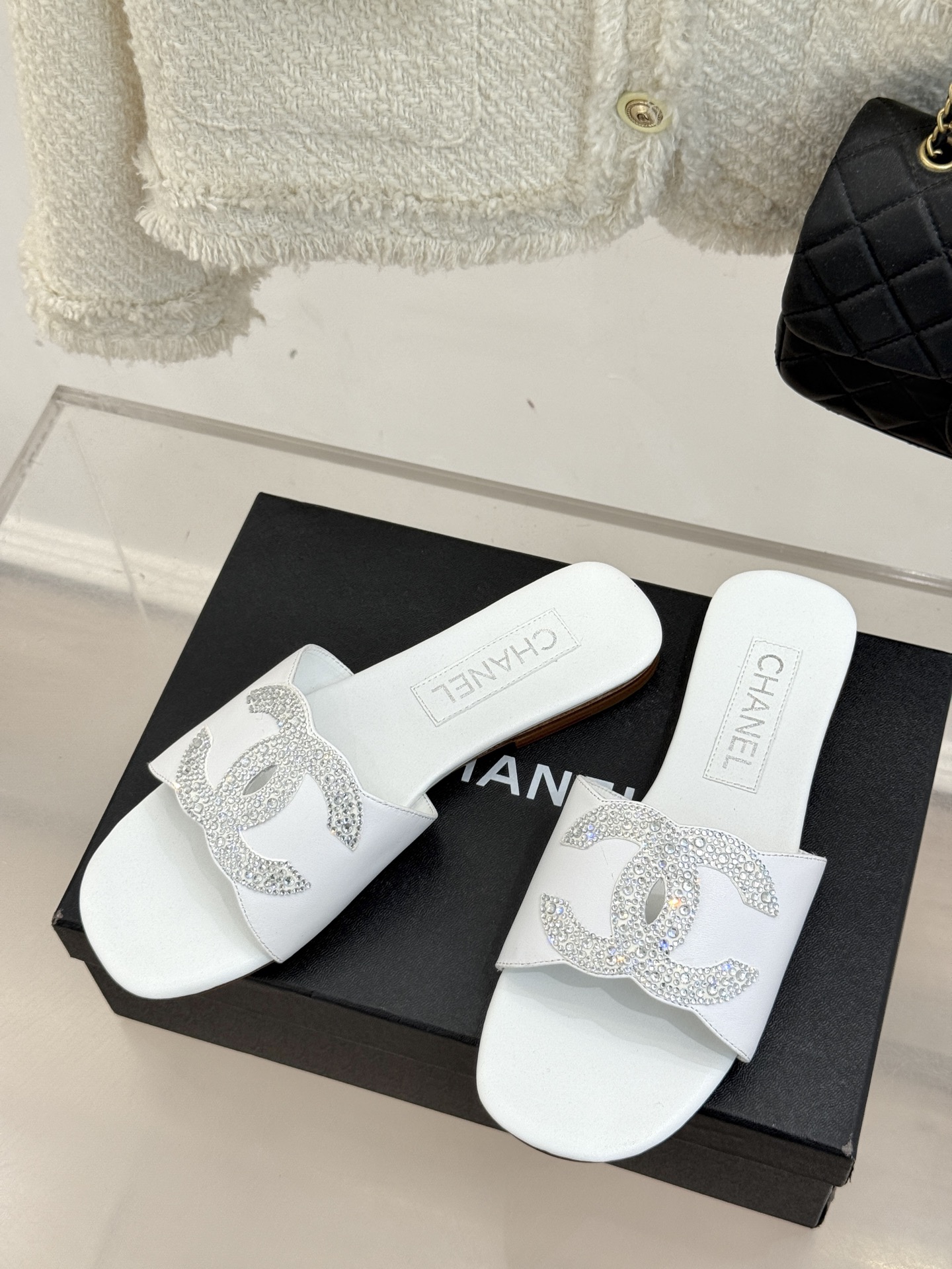 
CHANE*｜小香25。春夏新品
水钻双C拖鞋
这一季的春款真的太爱了！
点缀的水钻双C在阳光下bli