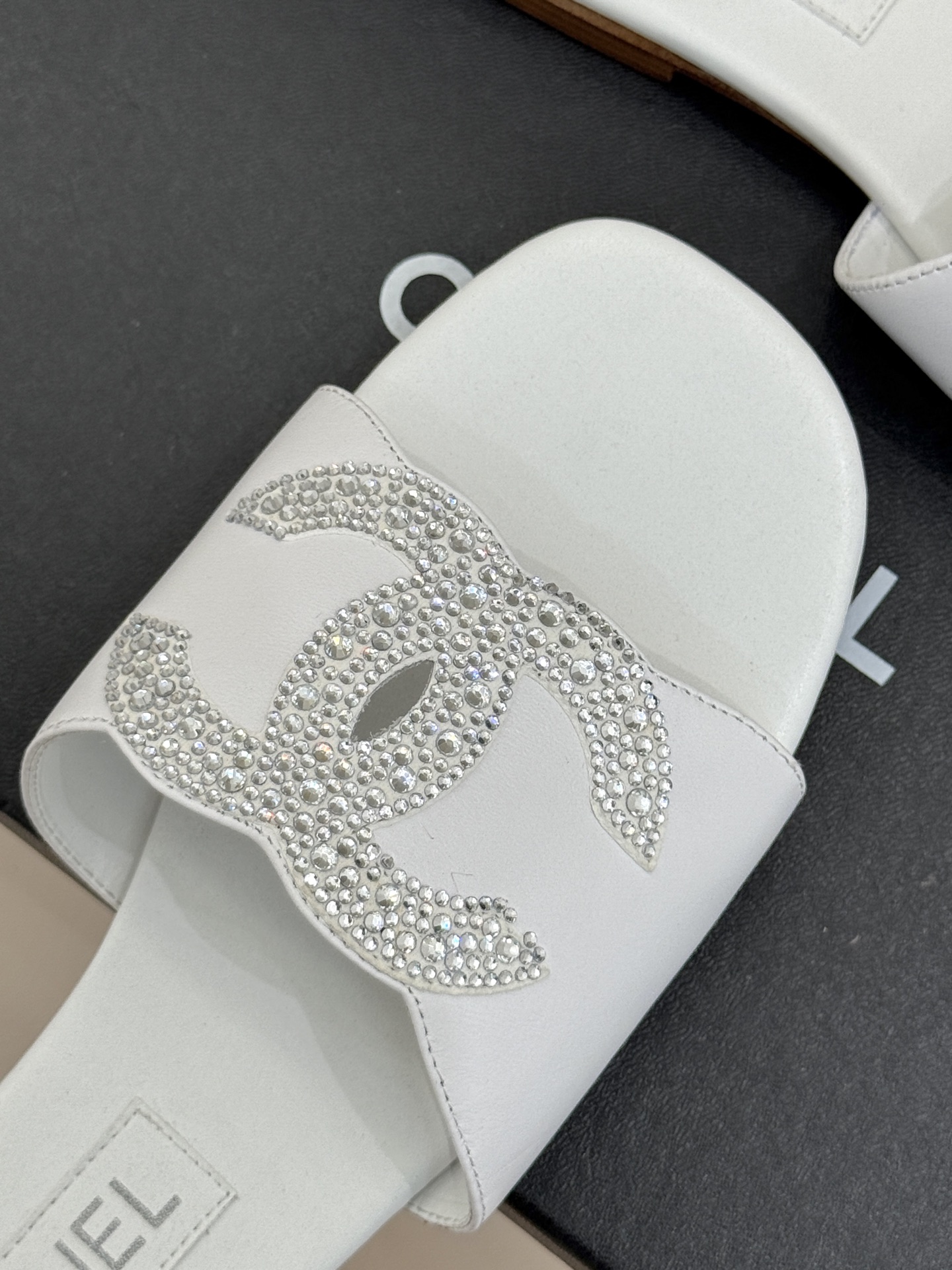 
CHANE*｜小香25。春夏新品
水钻双C拖鞋
这一季的春款真的太爱了！
点缀的水钻双C在阳光下bli