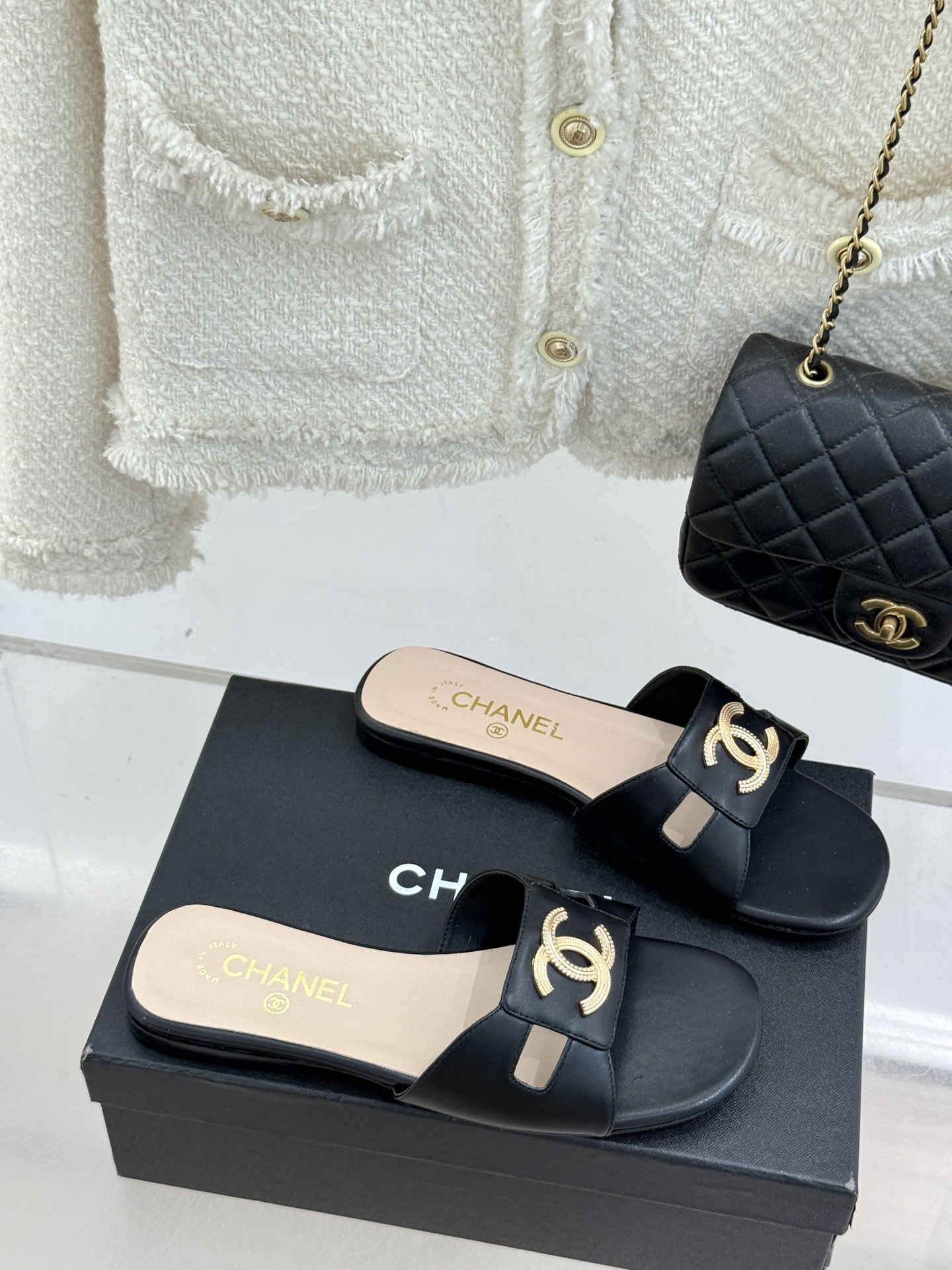 
CHANE* ｜小香25。春夏新品
双C平底拖鞋
鞋面采用原版定制材质
内里垫脚均为丝绸羊皮
意大利进