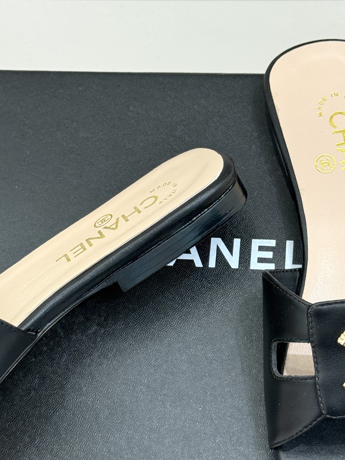 
CHANE* ｜小香25。春夏新品
双C平底拖鞋
鞋面采用原版定制材质
内里垫脚均为丝绸羊皮
意大利进