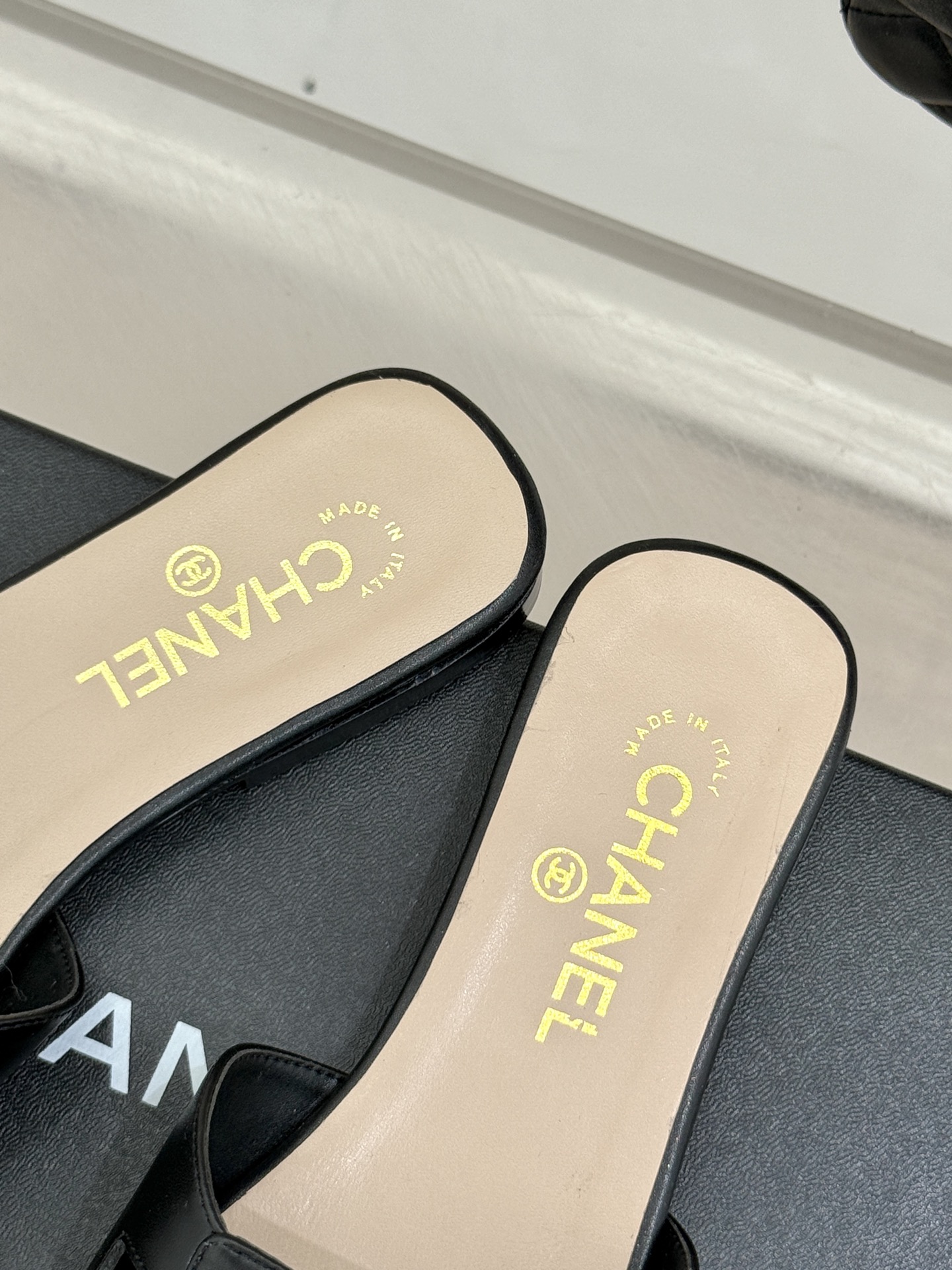 
CHANE* ｜小香25。春夏新品
双C平底拖鞋
鞋面采用原版定制材质
内里垫脚均为丝绸羊皮
意大利进