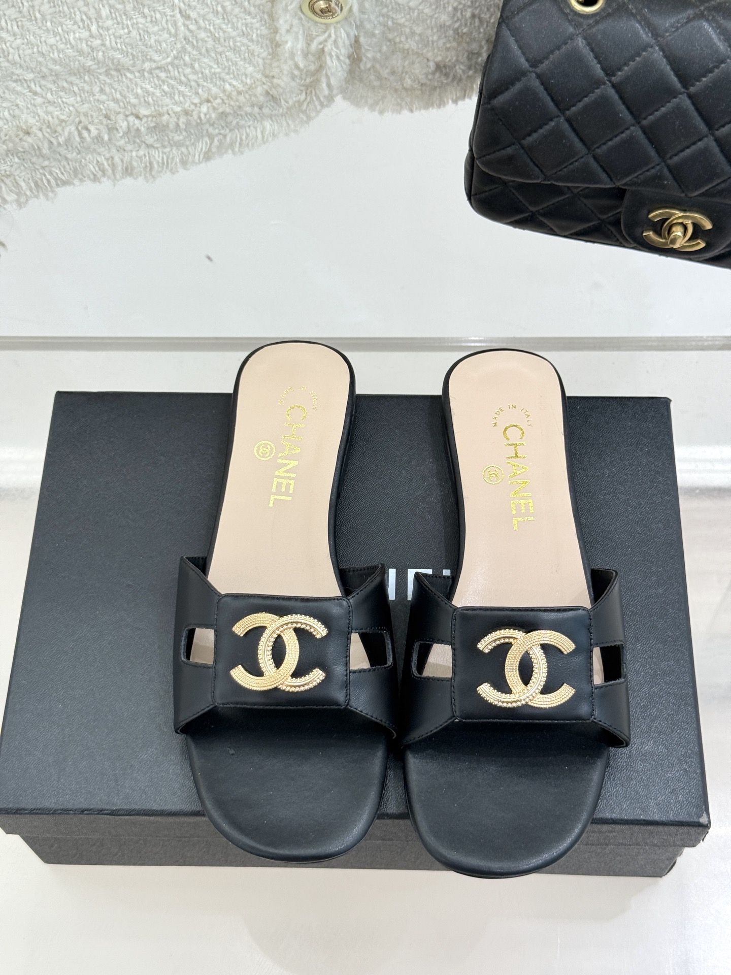 
CHANE* ｜小香25。春夏新品
双C平底拖鞋
鞋面采用原版定制材质
内里垫脚均为丝绸羊皮
意大利进