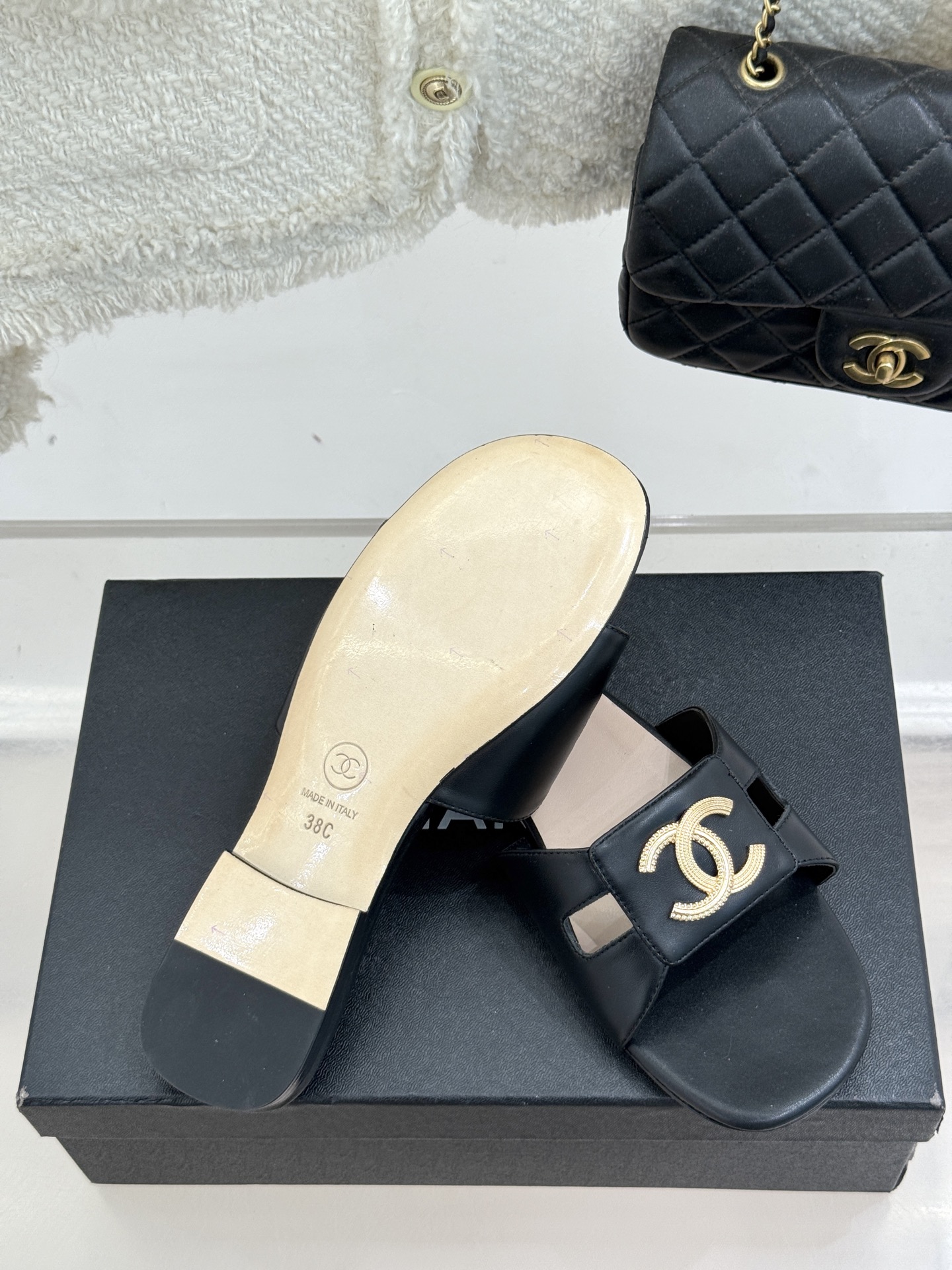 
CHANE* ｜小香25。春夏新品
双C平底拖鞋
鞋面采用原版定制材质
内里垫脚均为丝绸羊皮
意大利进