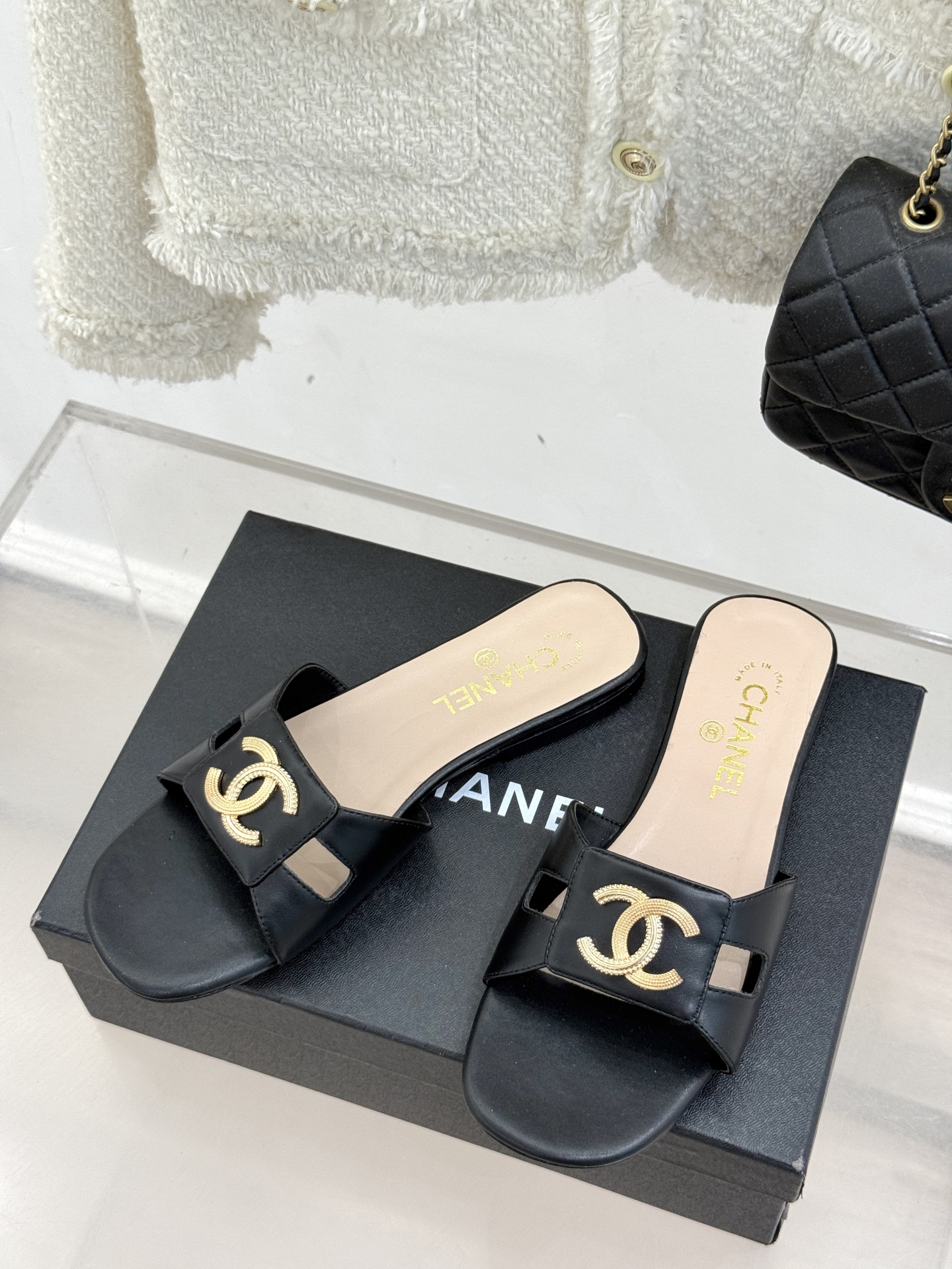 
CHANE* ｜小香25。春夏新品
双C平底拖鞋
鞋面采用原版定制材质
内里垫脚均为丝绸羊皮
意大利进