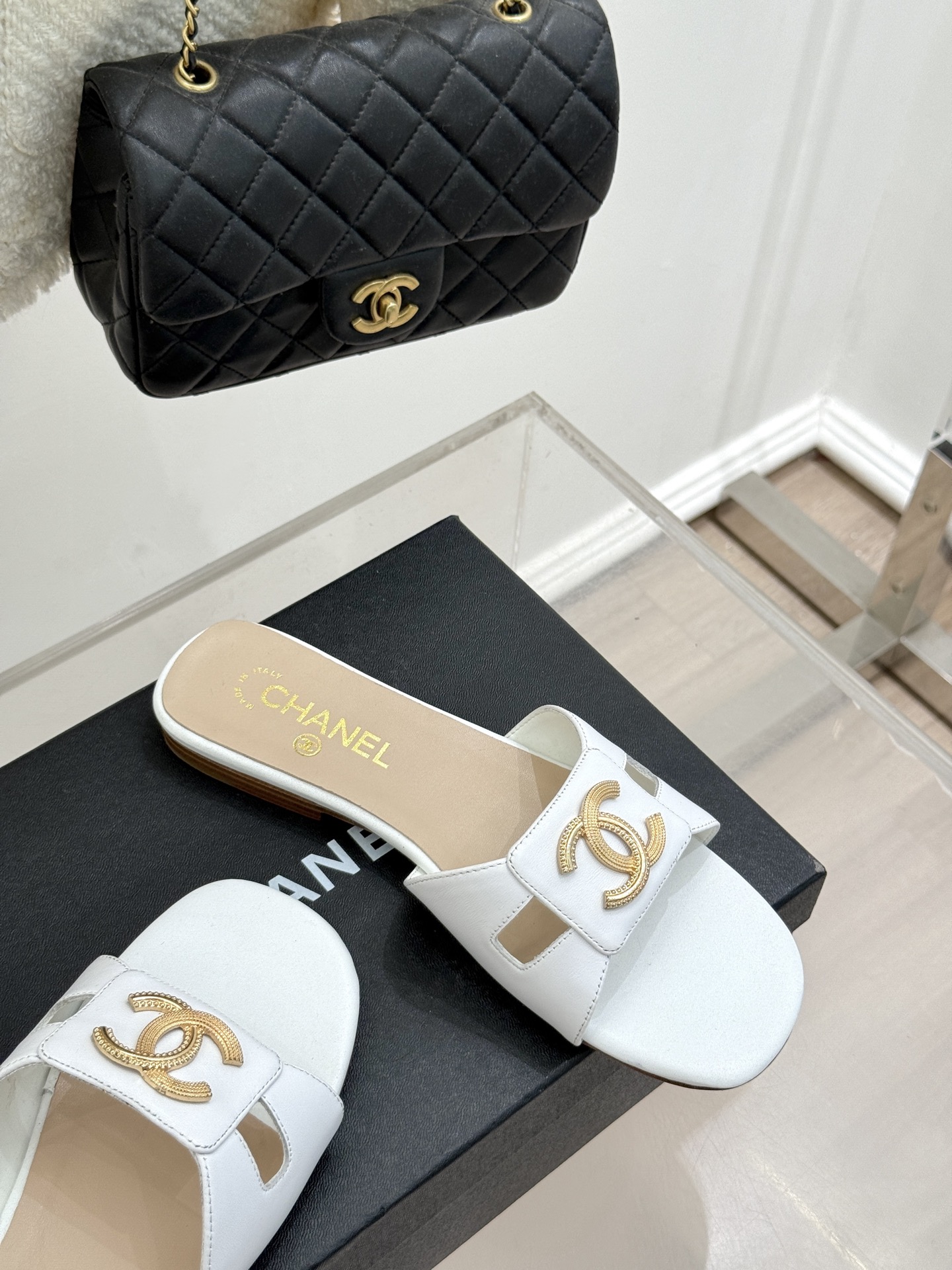 
CHANE* ｜小香25。春夏新品
双C平底拖鞋
鞋面采用原版定制材质
内里垫脚均为丝绸羊皮
意大利进