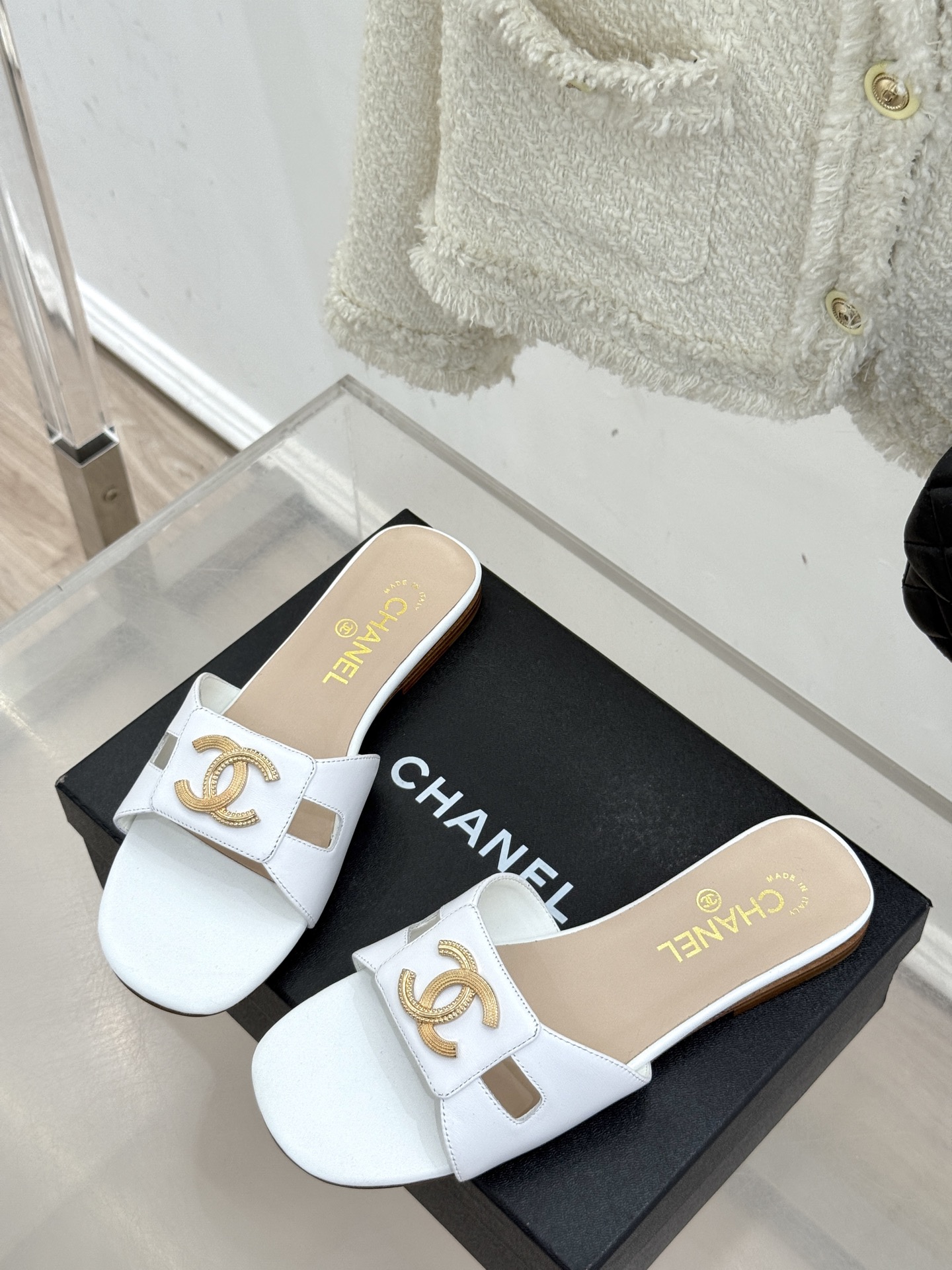 
CHANE* ｜小香25。春夏新品
双C平底拖鞋
鞋面采用原版定制材质
内里垫脚均为丝绸羊皮
意大利进