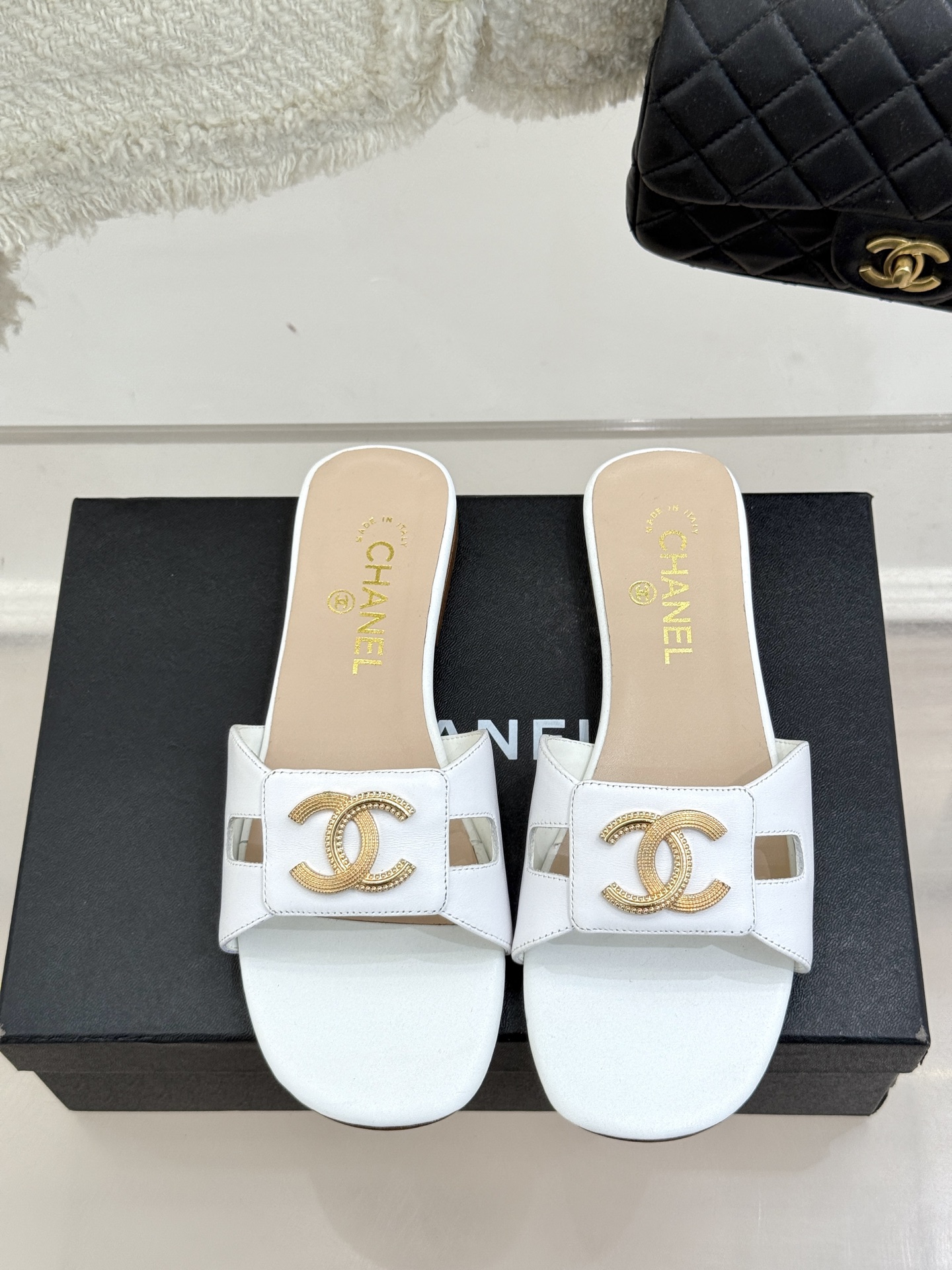 
CHANE* ｜小香25。春夏新品
双C平底拖鞋
鞋面采用原版定制材质
内里垫脚均为丝绸羊皮
意大利进