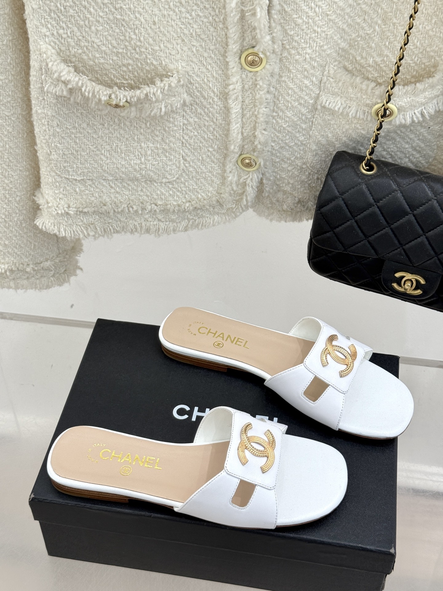 
CHANE* ｜小香25。春夏新品
双C平底拖鞋
鞋面采用原版定制材质
内里垫脚均为丝绸羊皮
意大利进
