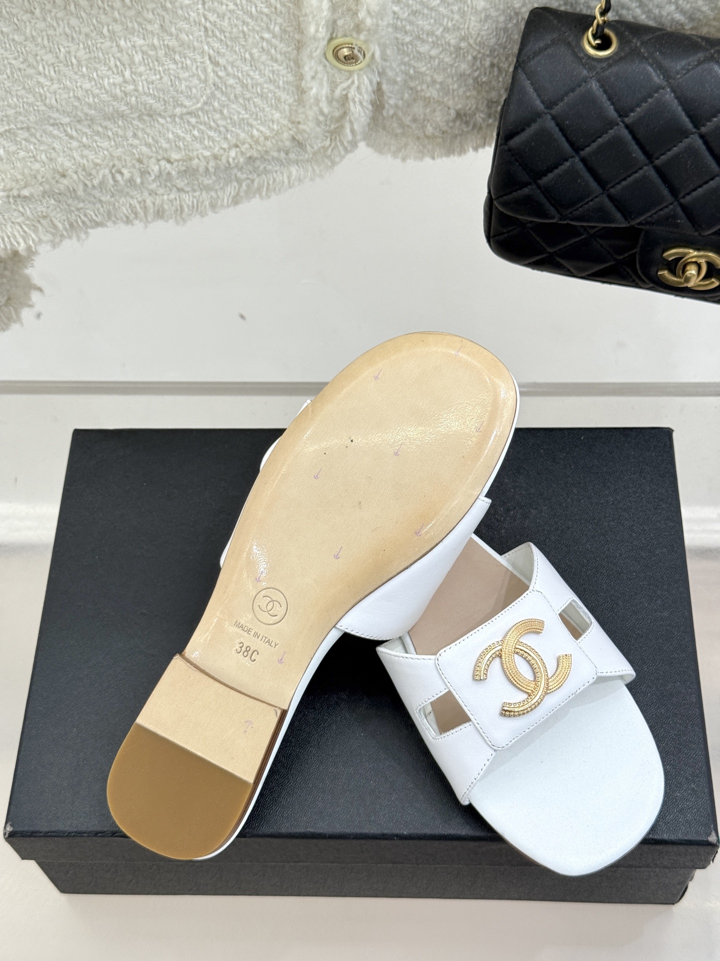 
CHANE* ｜小香25。春夏新品
双C平底拖鞋
鞋面采用原版定制材质
内里垫脚均为丝绸羊皮
意大利进