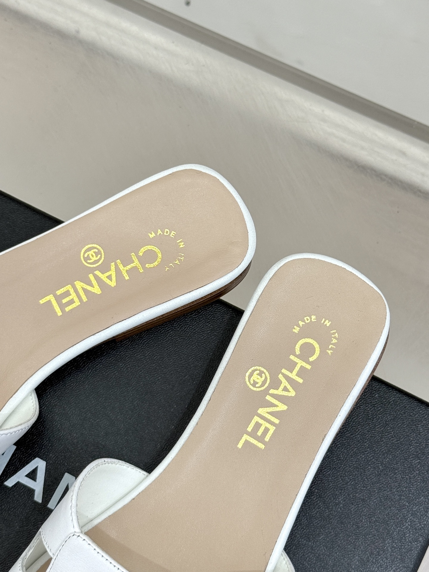 
CHANE* ｜小香25。春夏新品
双C平底拖鞋
鞋面采用原版定制材质
内里垫脚均为丝绸羊皮
意大利进