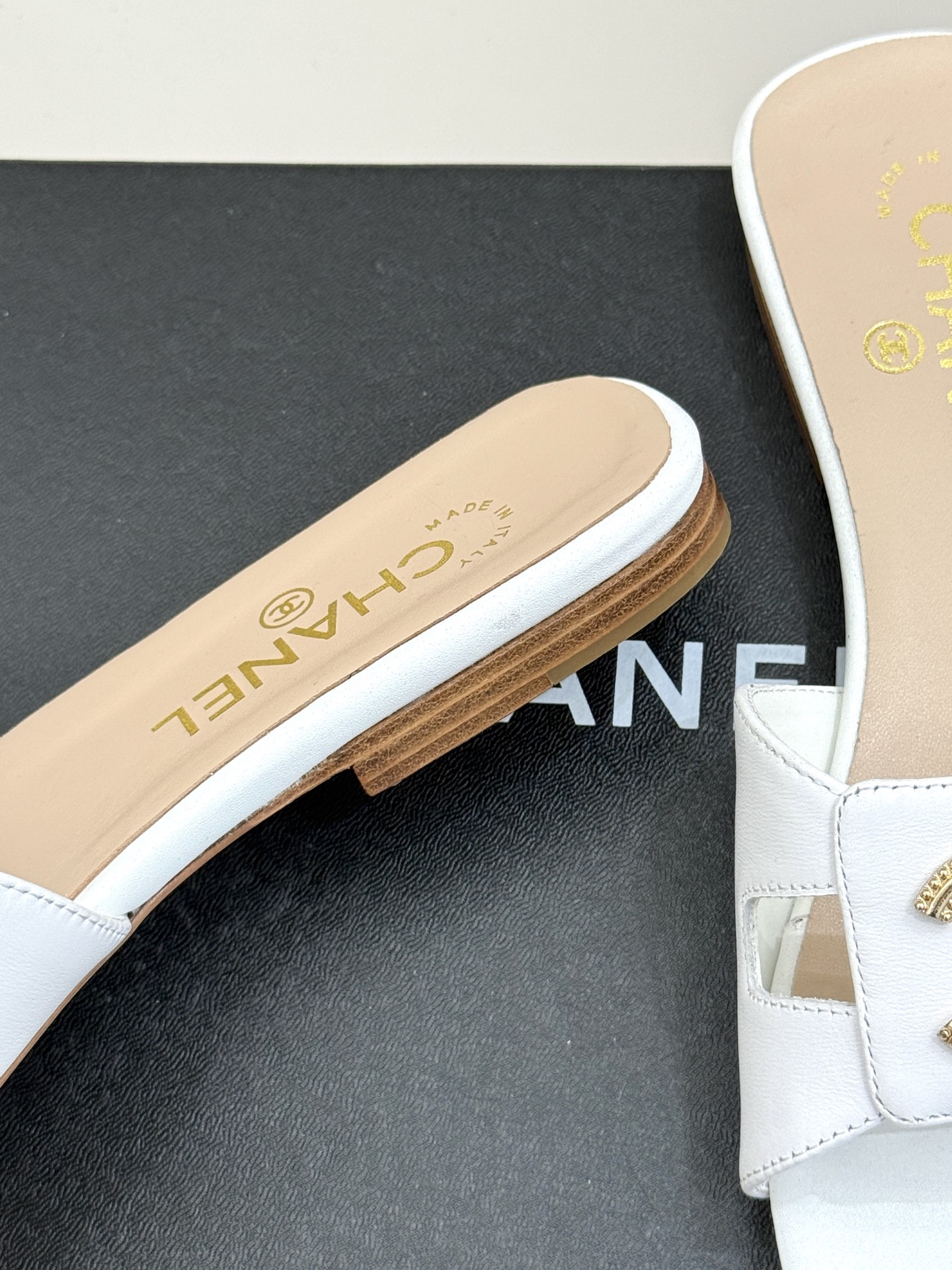 
CHANE* ｜小香25。春夏新品
双C平底拖鞋
鞋面采用原版定制材质
内里垫脚均为丝绸羊皮
意大利进