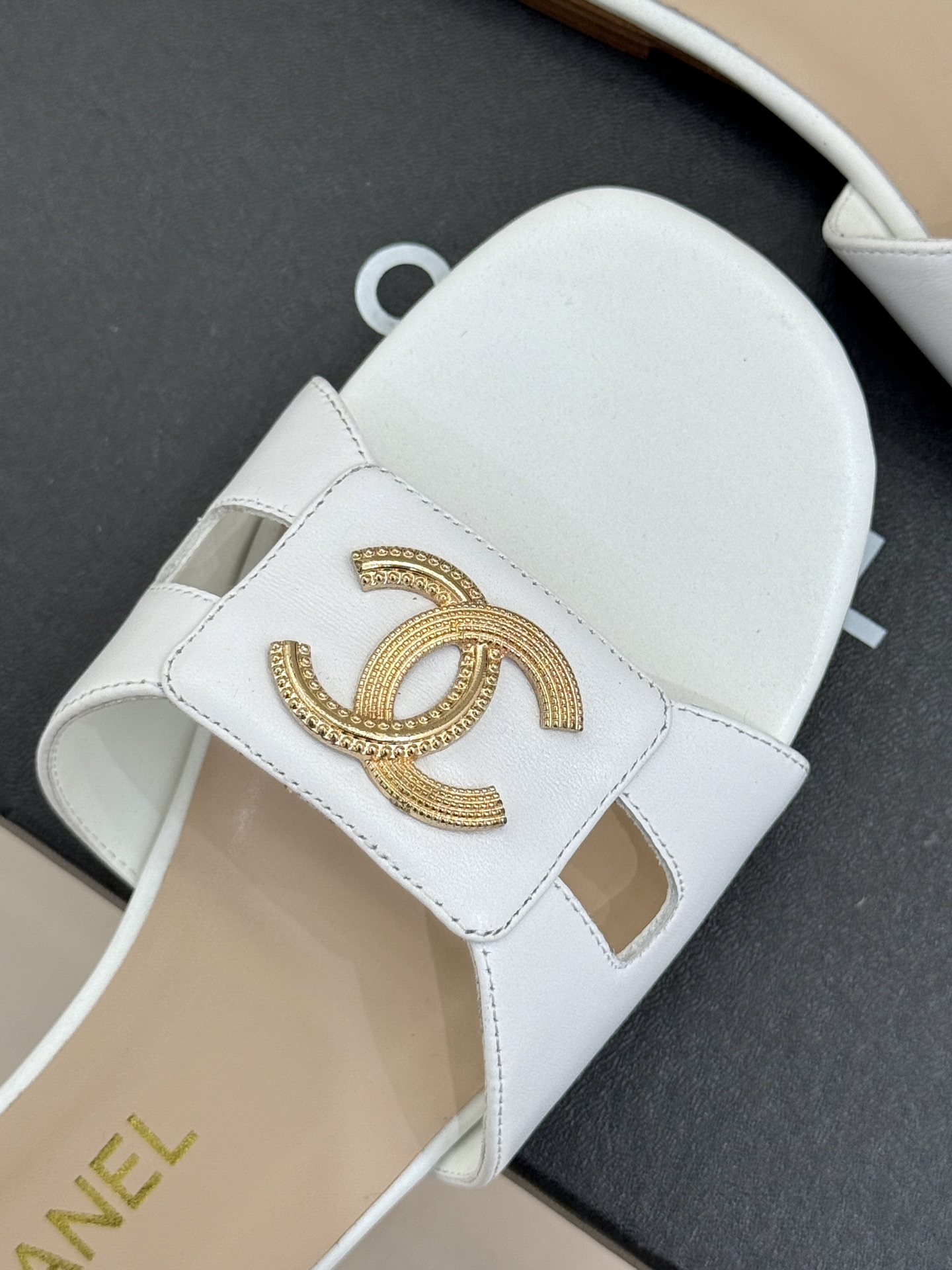 
CHANE* ｜小香25。春夏新品
双C平底拖鞋
鞋面采用原版定制材质
内里垫脚均为丝绸羊皮
意大利进