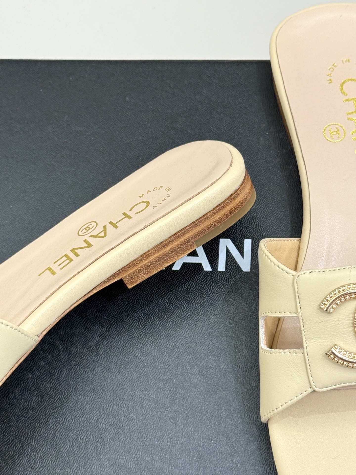 
CHANE* ｜小香25。春夏新品
双C平底拖鞋
鞋面采用原版定制材质
内里垫脚均为丝绸羊皮
意大利进