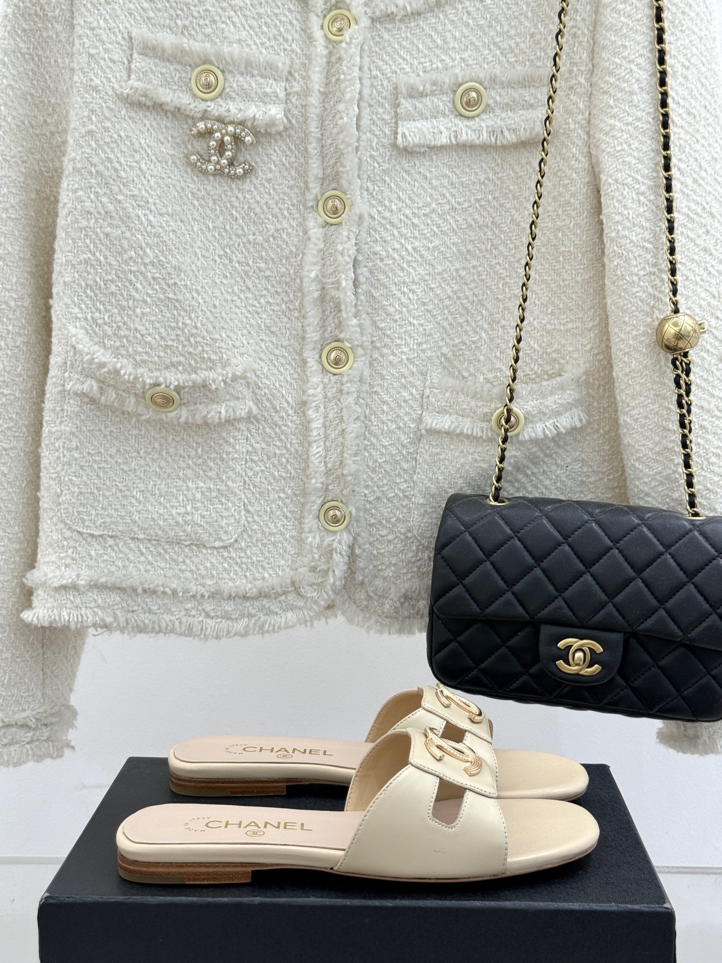 
CHANE* ｜小香25。春夏新品
双C平底拖鞋
鞋面采用原版定制材质
内里垫脚均为丝绸羊皮
意大利进