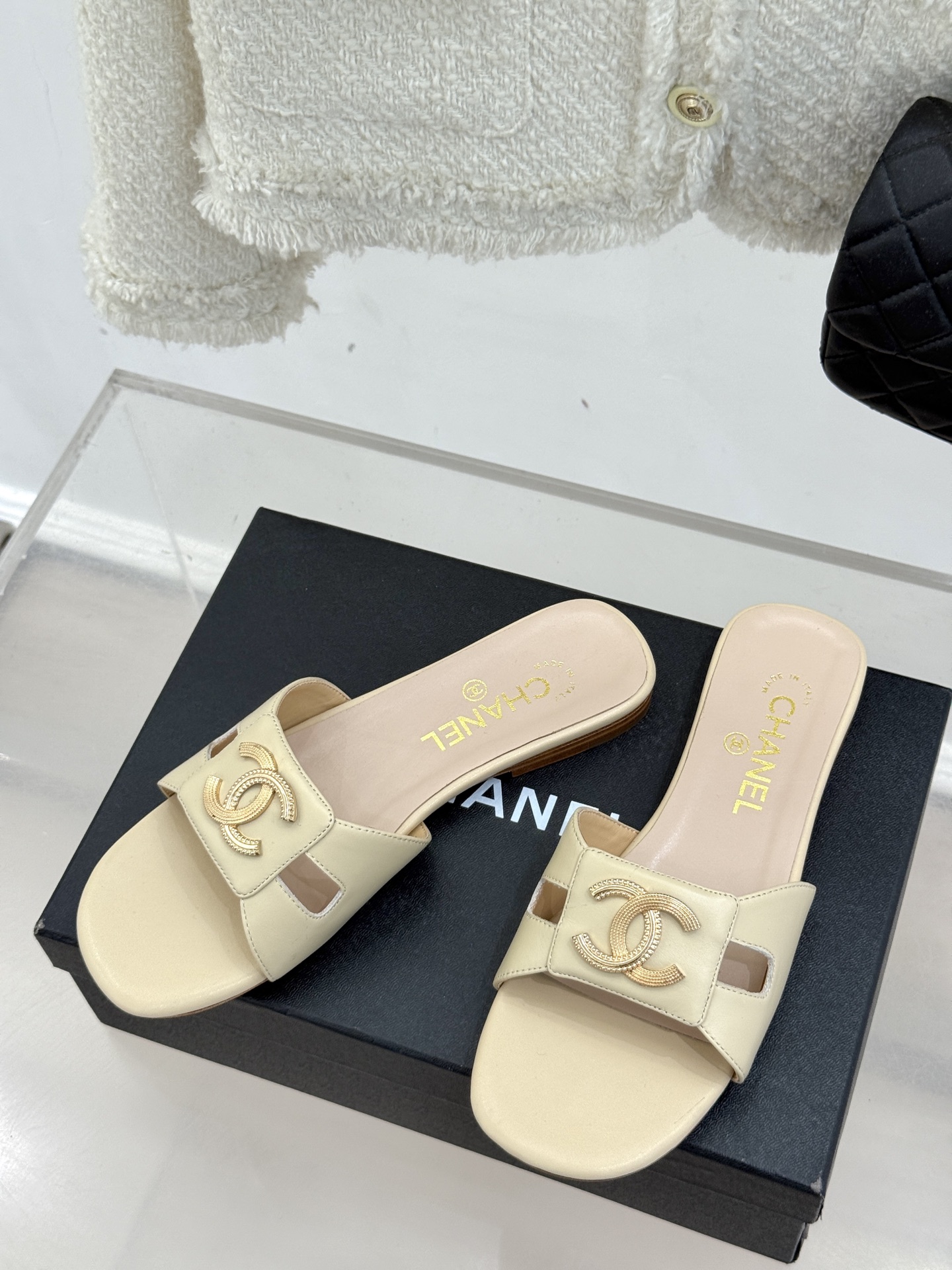 
CHANE* ｜小香25。春夏新品
双C平底拖鞋
鞋面采用原版定制材质
内里垫脚均为丝绸羊皮
意大利进