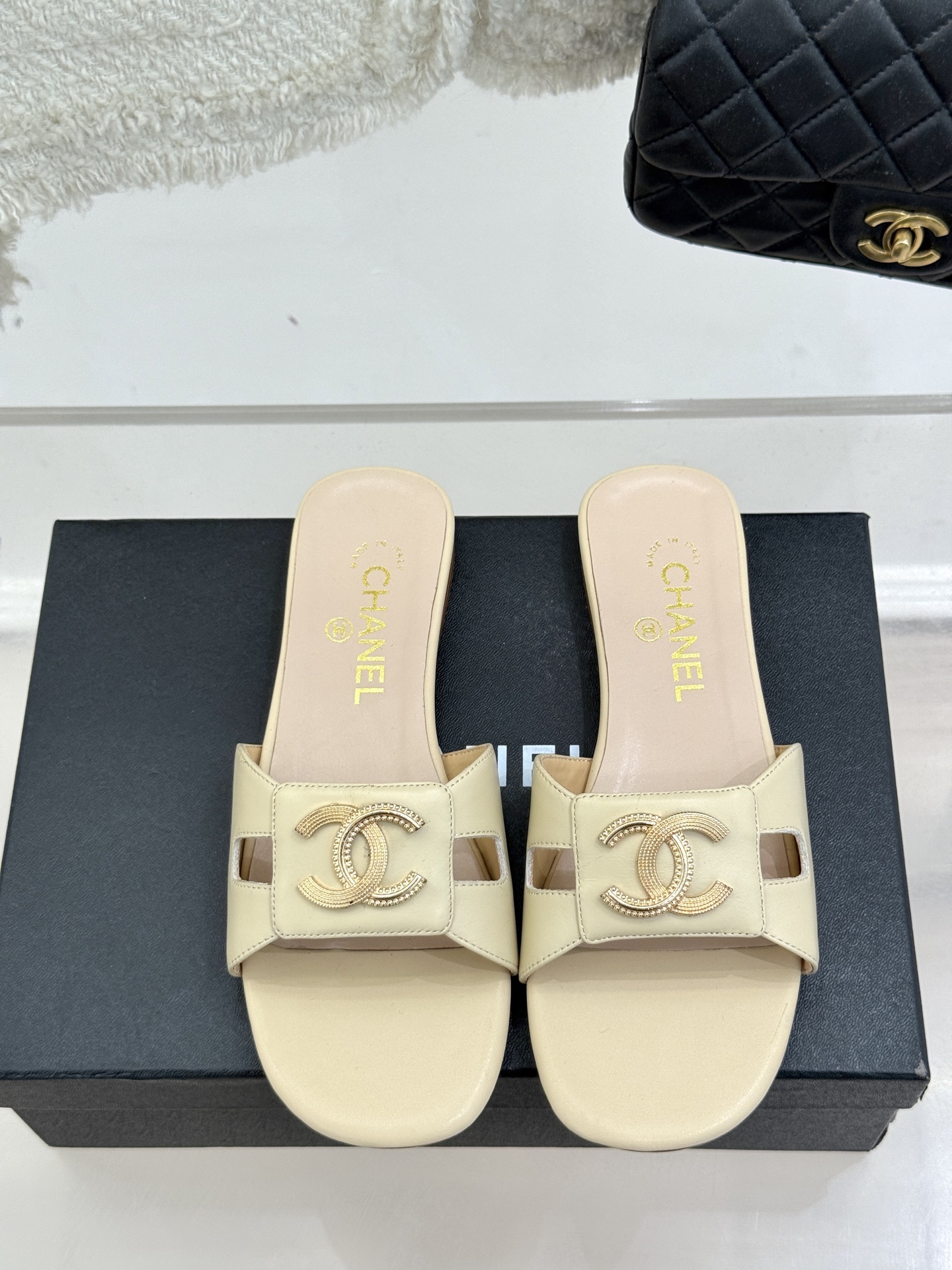 
CHANE* ｜小香25。春夏新品
双C平底拖鞋
鞋面采用原版定制材质
内里垫脚均为丝绸羊皮
意大利进