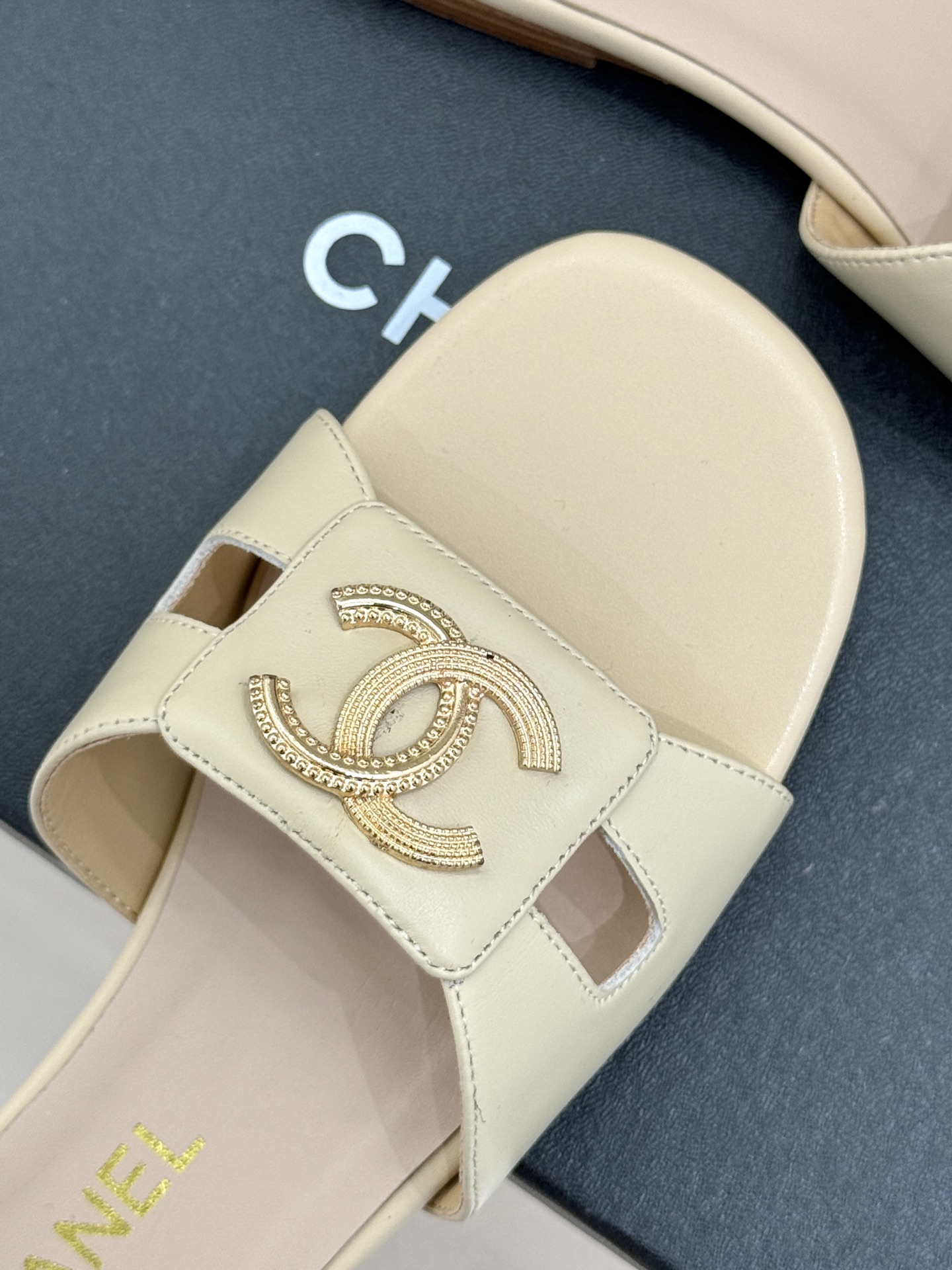 
CHANE* ｜小香25。春夏新品
双C平底拖鞋
鞋面采用原版定制材质
内里垫脚均为丝绸羊皮
意大利进