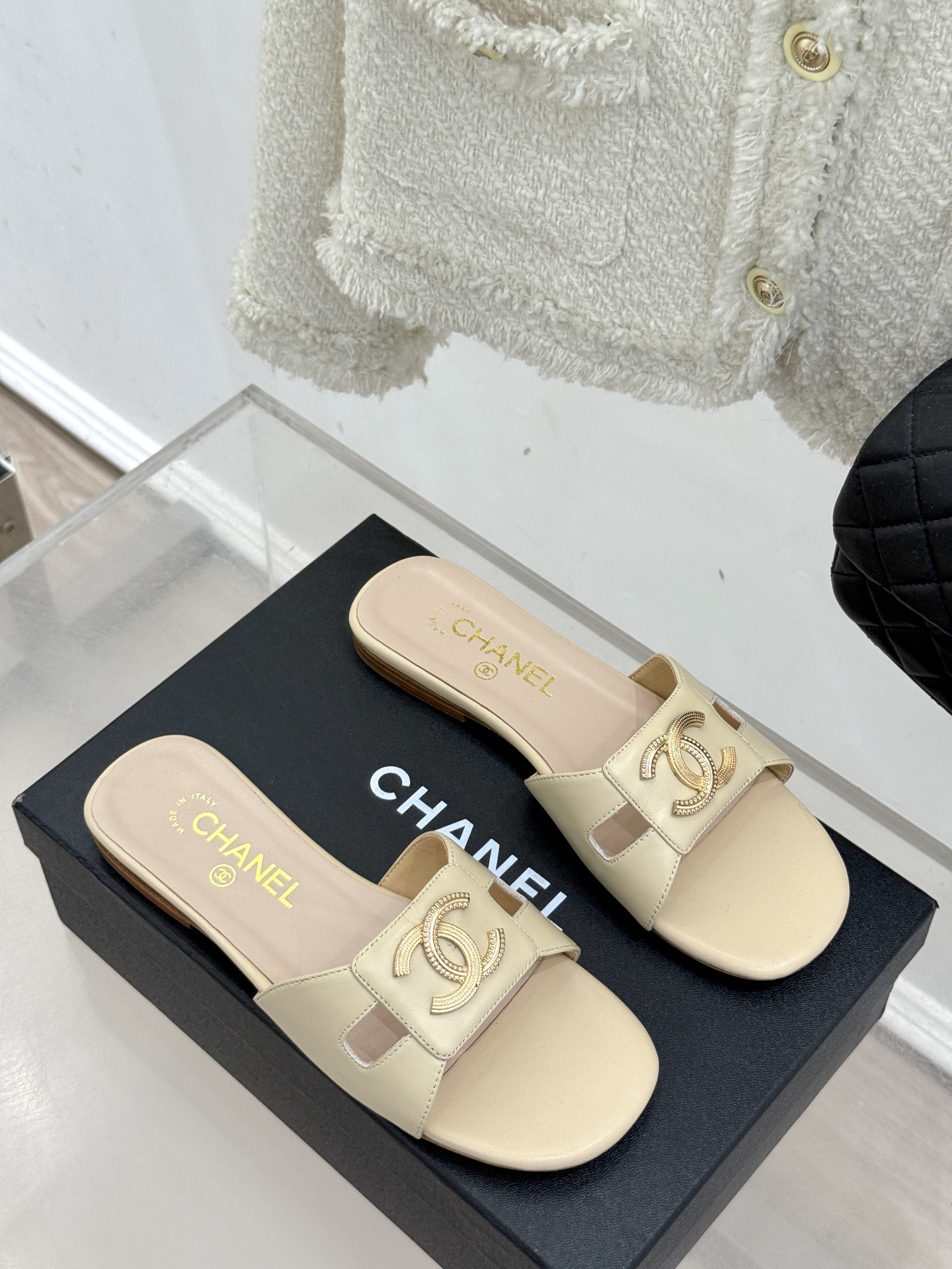 
CHANE* ｜小香25。春夏新品
双C平底拖鞋
鞋面采用原版定制材质
内里垫脚均为丝绸羊皮
意大利进