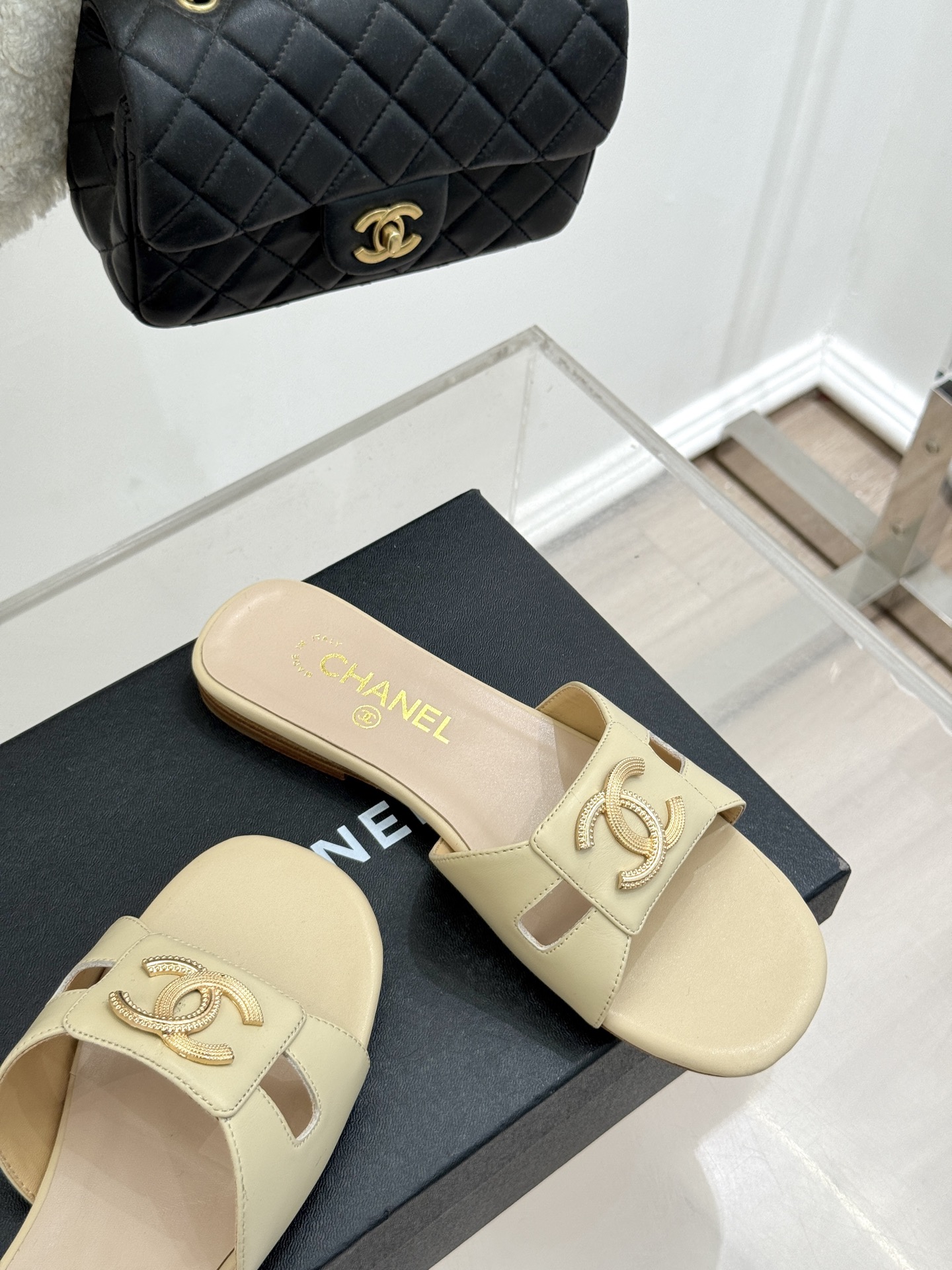 
CHANE* ｜小香25。春夏新品
双C平底拖鞋
鞋面采用原版定制材质
内里垫脚均为丝绸羊皮
意大利进