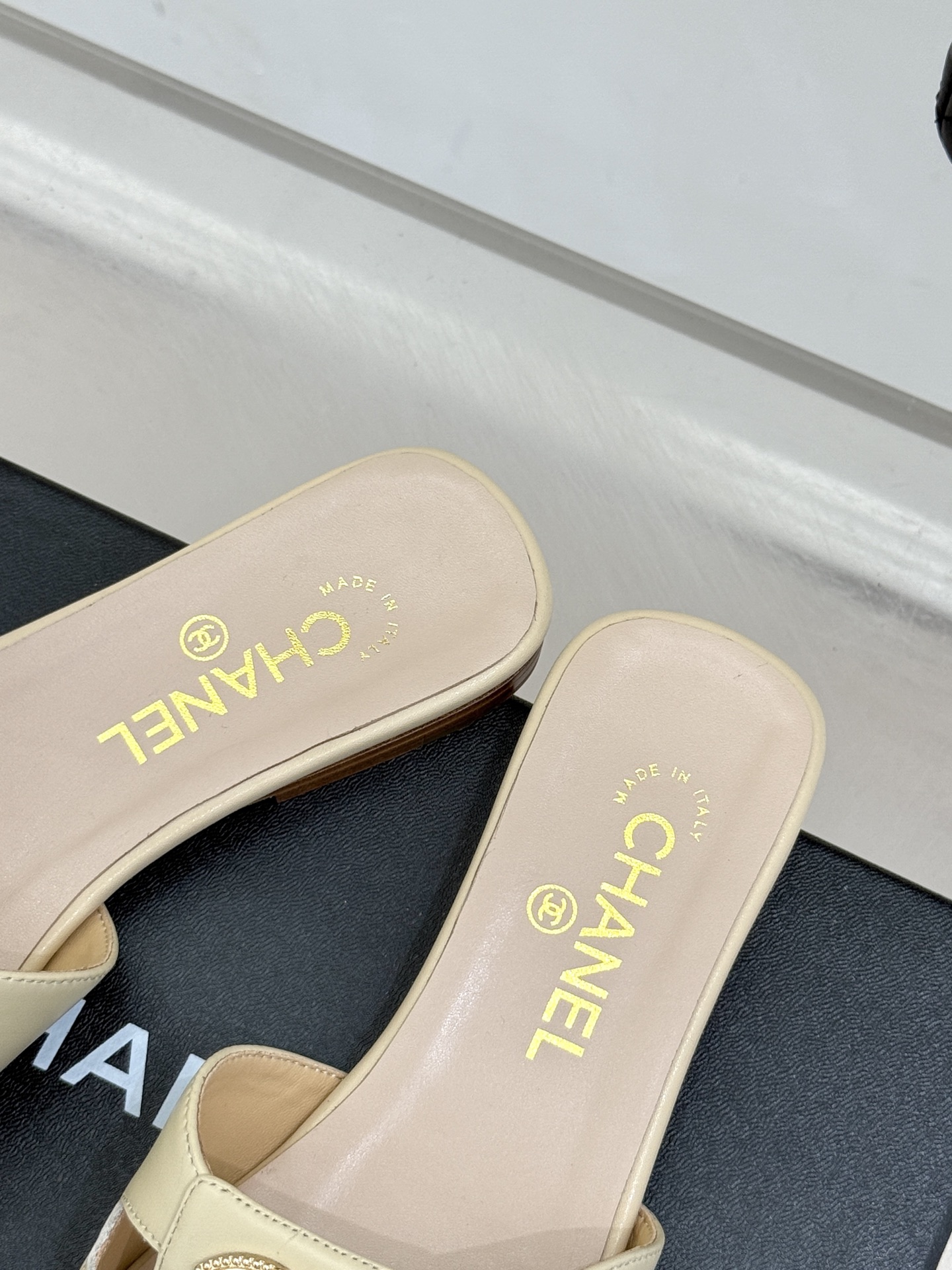 
CHANE* ｜小香25。春夏新品
双C平底拖鞋
鞋面采用原版定制材质
内里垫脚均为丝绸羊皮
意大利进