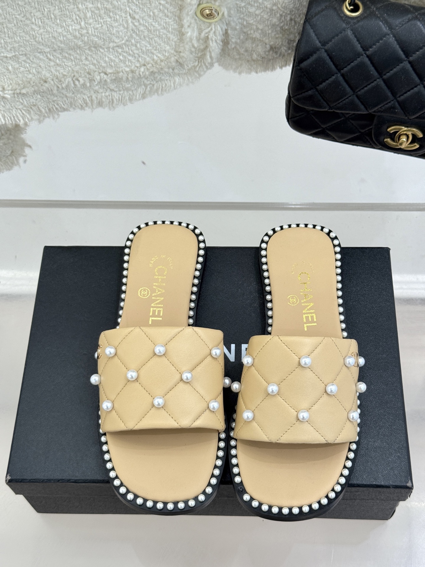 
CHANE* ｜小香25。春夏新品
珍珠平底拖鞋
鞋面采用原版定制材质
内里垫脚均为丝绸羊皮
意大利进