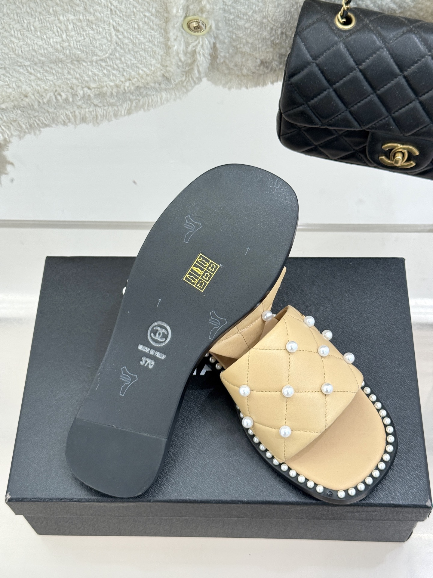 
CHANE* ｜小香25。春夏新品
珍珠平底拖鞋
鞋面采用原版定制材质
内里垫脚均为丝绸羊皮
意大利进