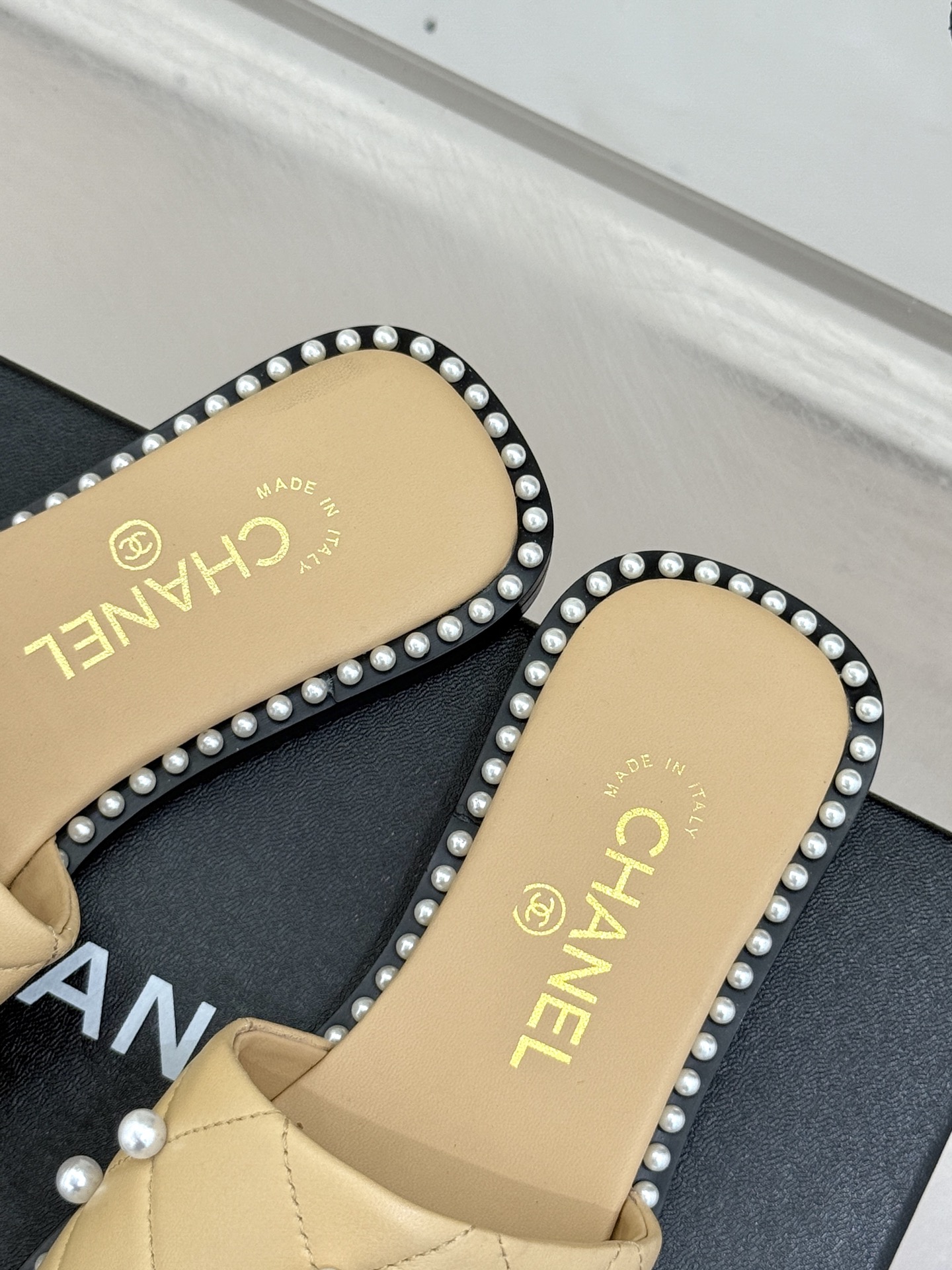 
CHANE* ｜小香25。春夏新品
珍珠平底拖鞋
鞋面采用原版定制材质
内里垫脚均为丝绸羊皮
意大利进
