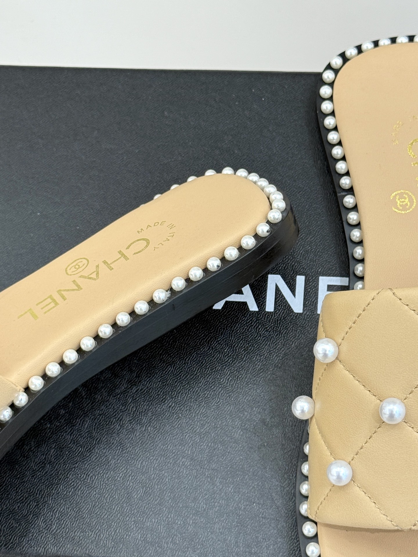
CHANE* ｜小香25。春夏新品
珍珠平底拖鞋
鞋面采用原版定制材质
内里垫脚均为丝绸羊皮
意大利进