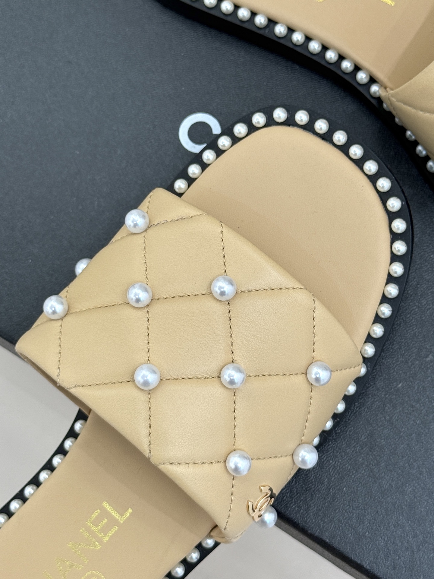 
CHANE* ｜小香25。春夏新品
珍珠平底拖鞋
鞋面采用原版定制材质
内里垫脚均为丝绸羊皮
意大利进