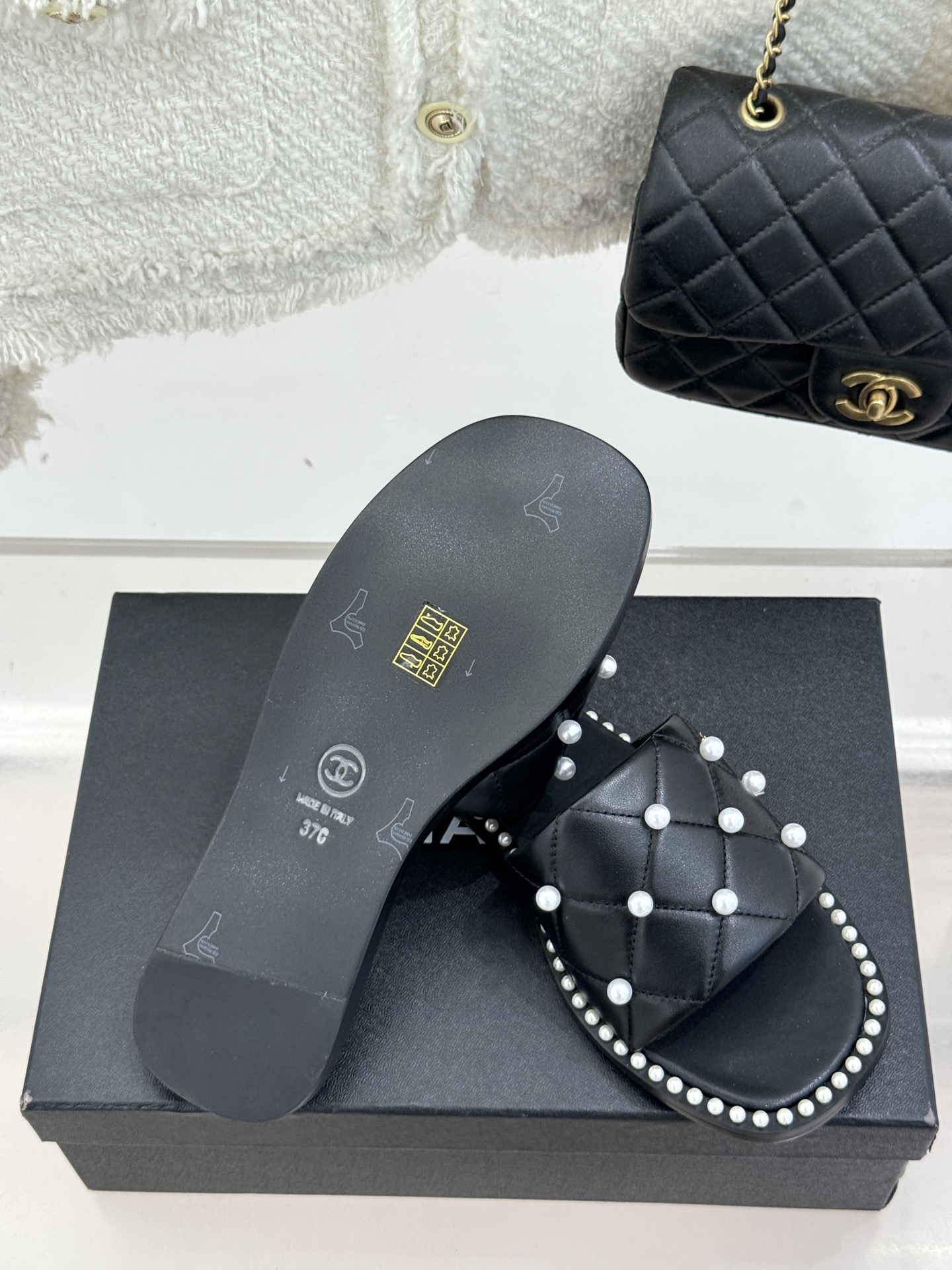 
CHANE* ｜小香25。春夏新品
珍珠平底拖鞋
鞋面采用原版定制材质
内里垫脚均为丝绸羊皮
意大利进