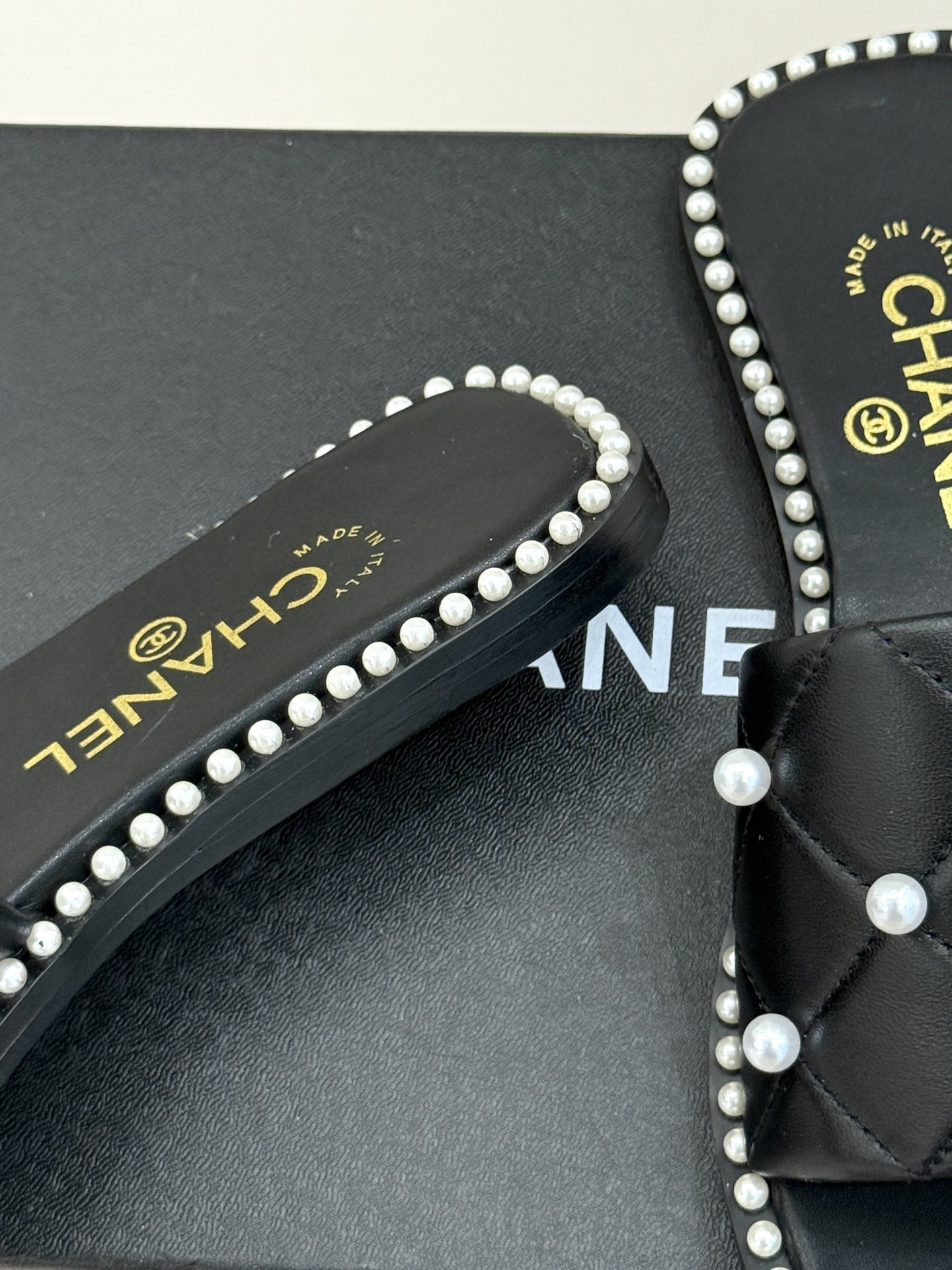 
CHANE* ｜小香25。春夏新品
珍珠平底拖鞋
鞋面采用原版定制材质
内里垫脚均为丝绸羊皮
意大利进