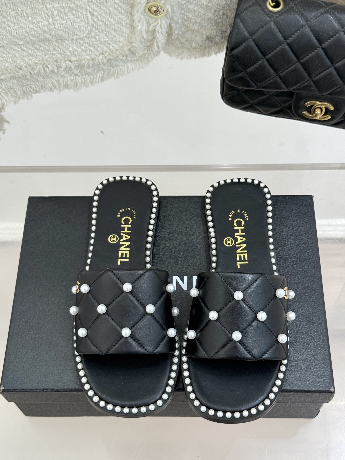 
CHANE* ｜小香25。春夏新品
珍珠平底拖鞋
鞋面采用原版定制材质
内里垫脚均为丝绸羊皮
意大利进