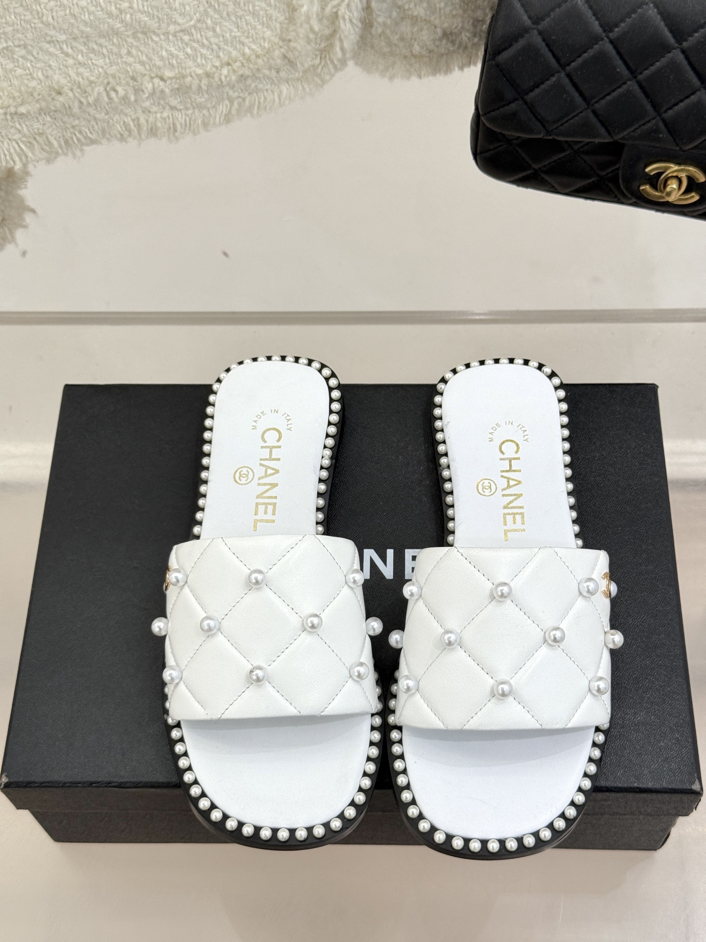 
CHANE* ｜小香25。春夏新品
珍珠平底拖鞋
鞋面采用原版定制材质
内里垫脚均为丝绸羊皮
意大利进