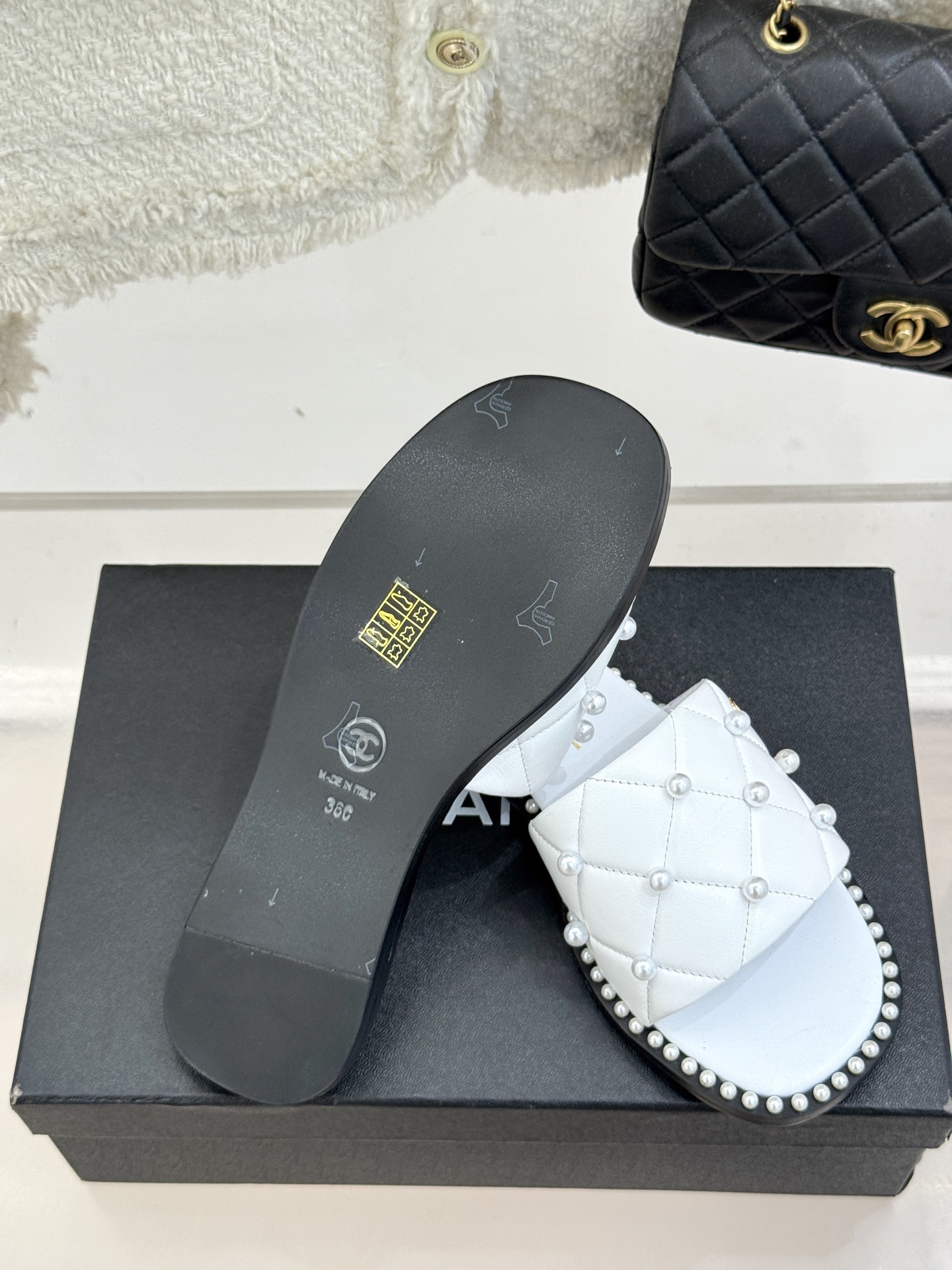 
CHANE* ｜小香25。春夏新品
珍珠平底拖鞋
鞋面采用原版定制材质
内里垫脚均为丝绸羊皮
意大利进