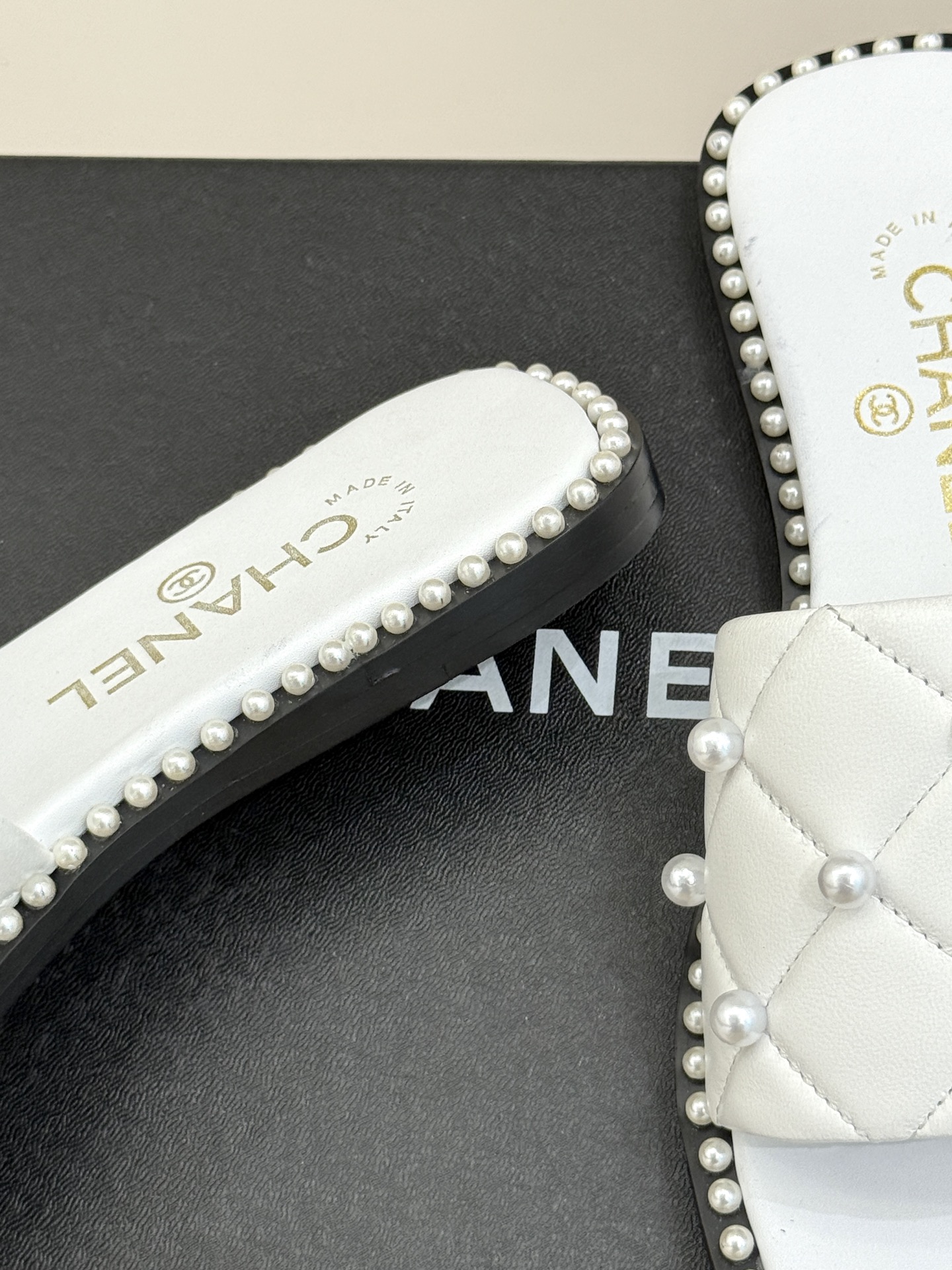 
CHANE* ｜小香25。春夏新品
珍珠平底拖鞋
鞋面采用原版定制材质
内里垫脚均为丝绸羊皮
意大利进