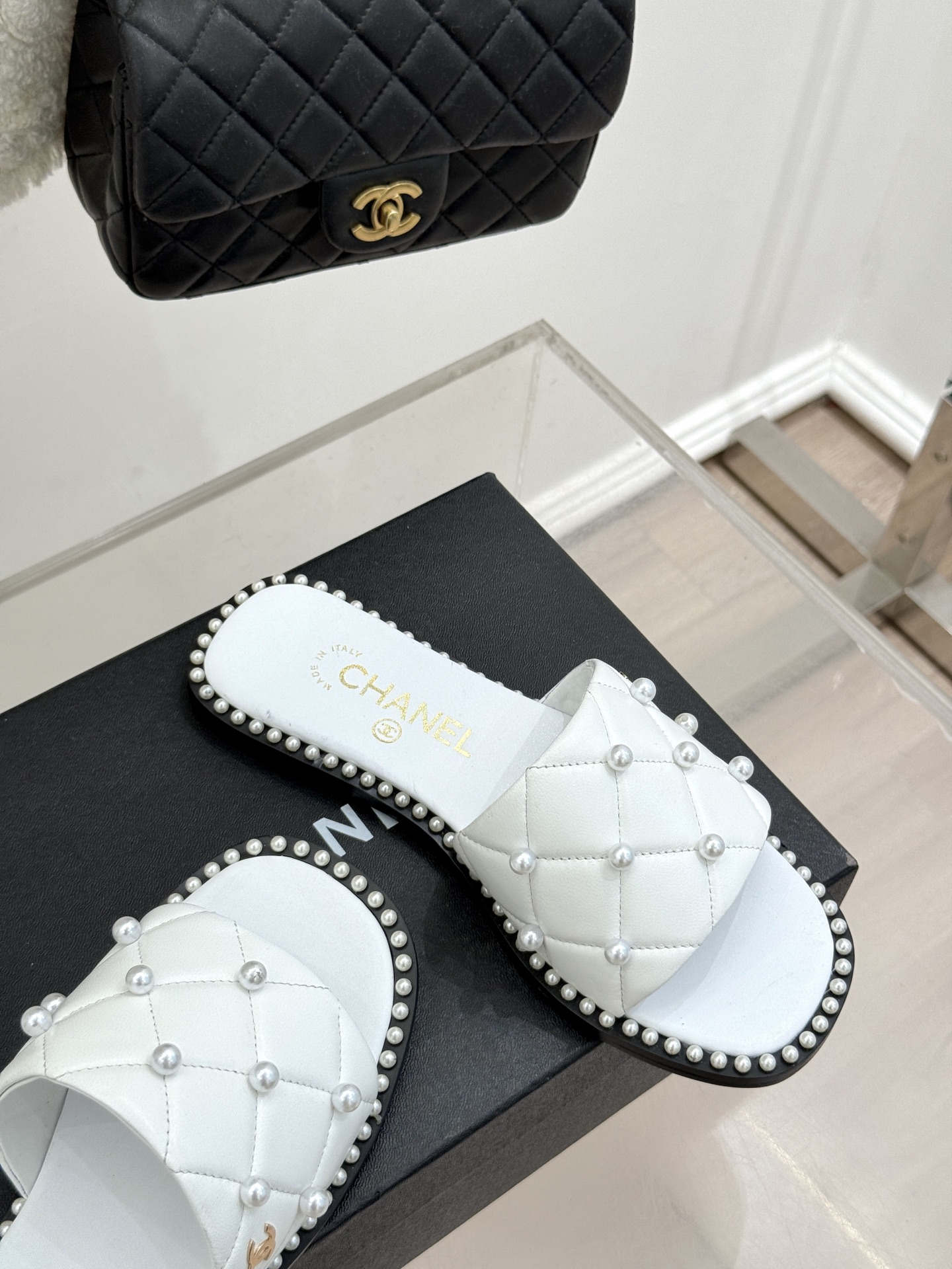 
CHANE* ｜小香25。春夏新品
珍珠平底拖鞋
鞋面采用原版定制材质
内里垫脚均为丝绸羊皮
意大利进
