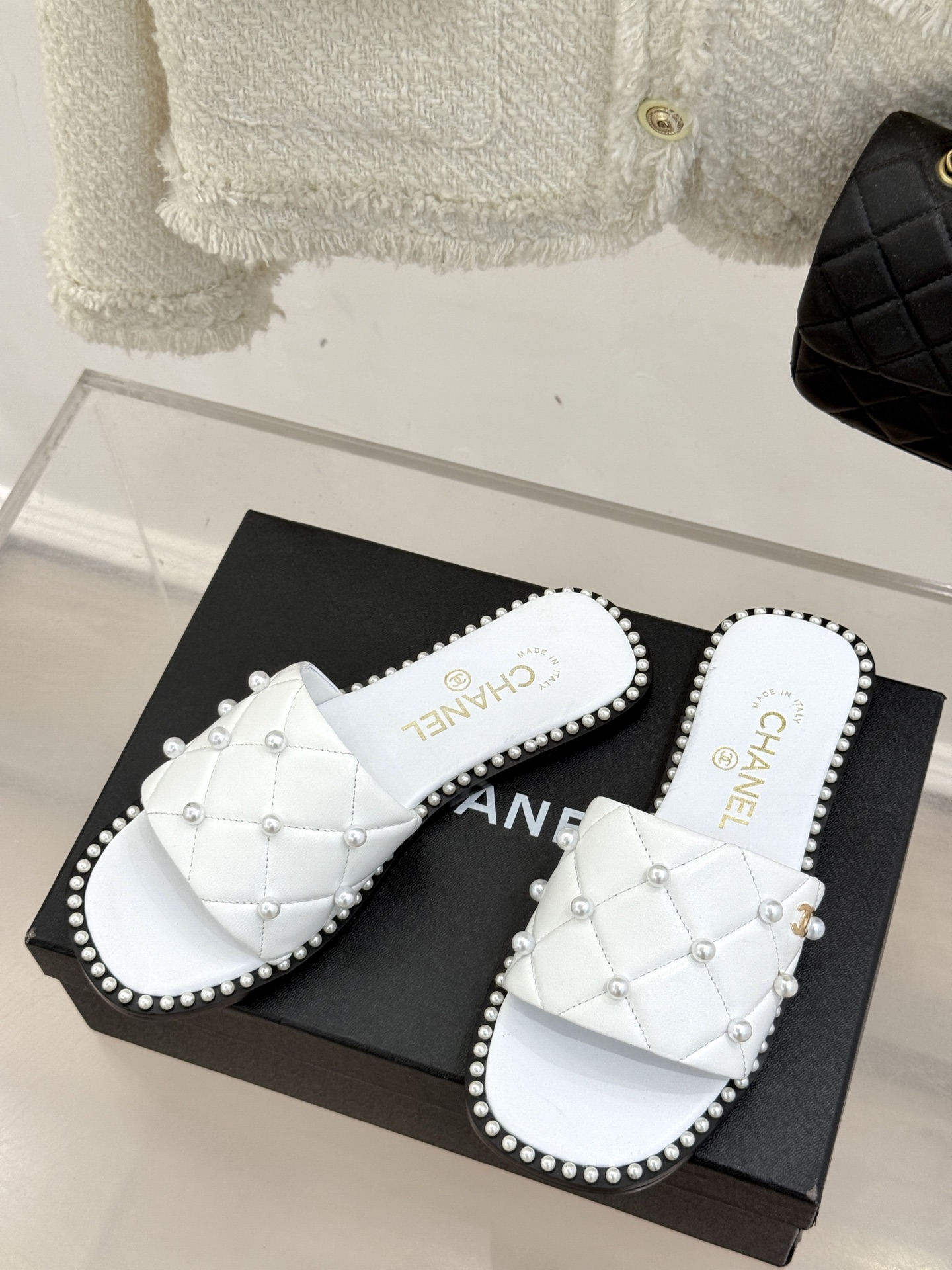 
CHANE* ｜小香25。春夏新品
珍珠平底拖鞋
鞋面采用原版定制材质
内里垫脚均为丝绸羊皮
意大利进