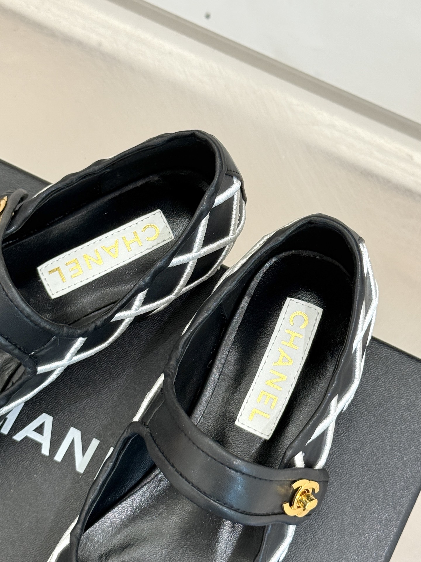 
CHANE*｜小香25。新品经典
双C书包扣玛丽珍单鞋
对它一见钟情 不夸张哦～
这大概就是小香的魅力