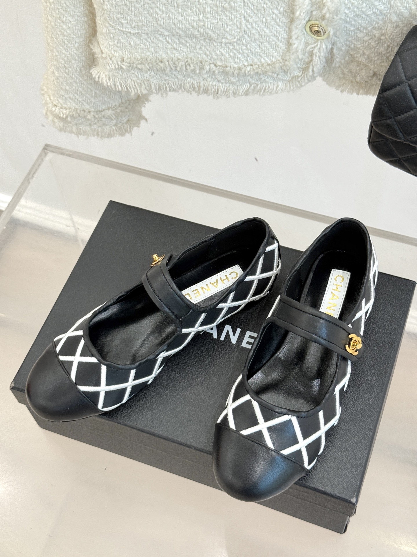 
CHANE*｜小香25。新品经典
双C书包扣玛丽珍单鞋
对它一见钟情 不夸张哦～
这大概就是小香的魅力